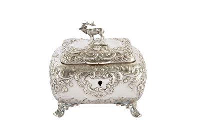 Cofanetto portagioie in argento sbalzato e cesellato con figura di cervo, sormontatura ornamental...