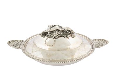 Legumiera ovale in argento sbalzato e cesellato con coperchio e scultura di cacciagione