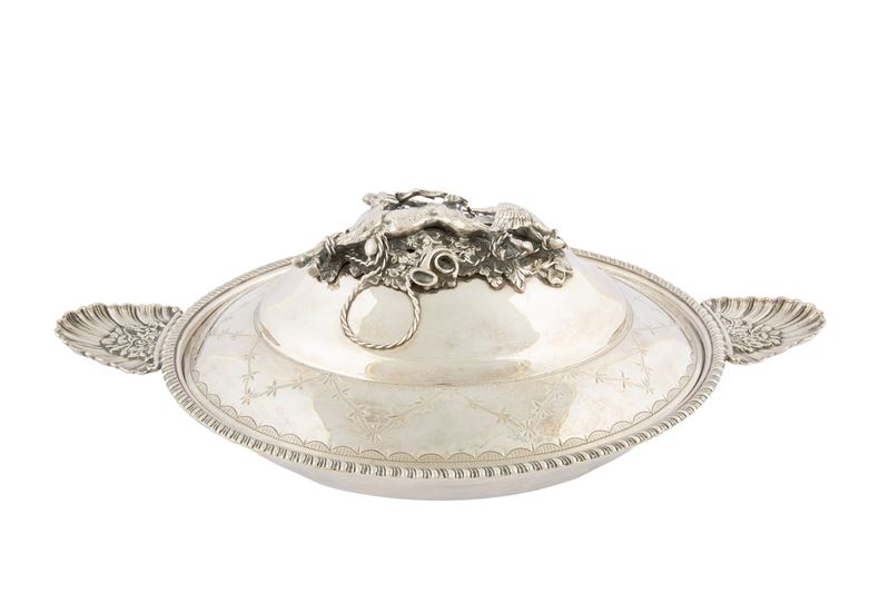 Legumiera ovale in argento sbalzato e cesellato con coperchio e scultura di cacciagione