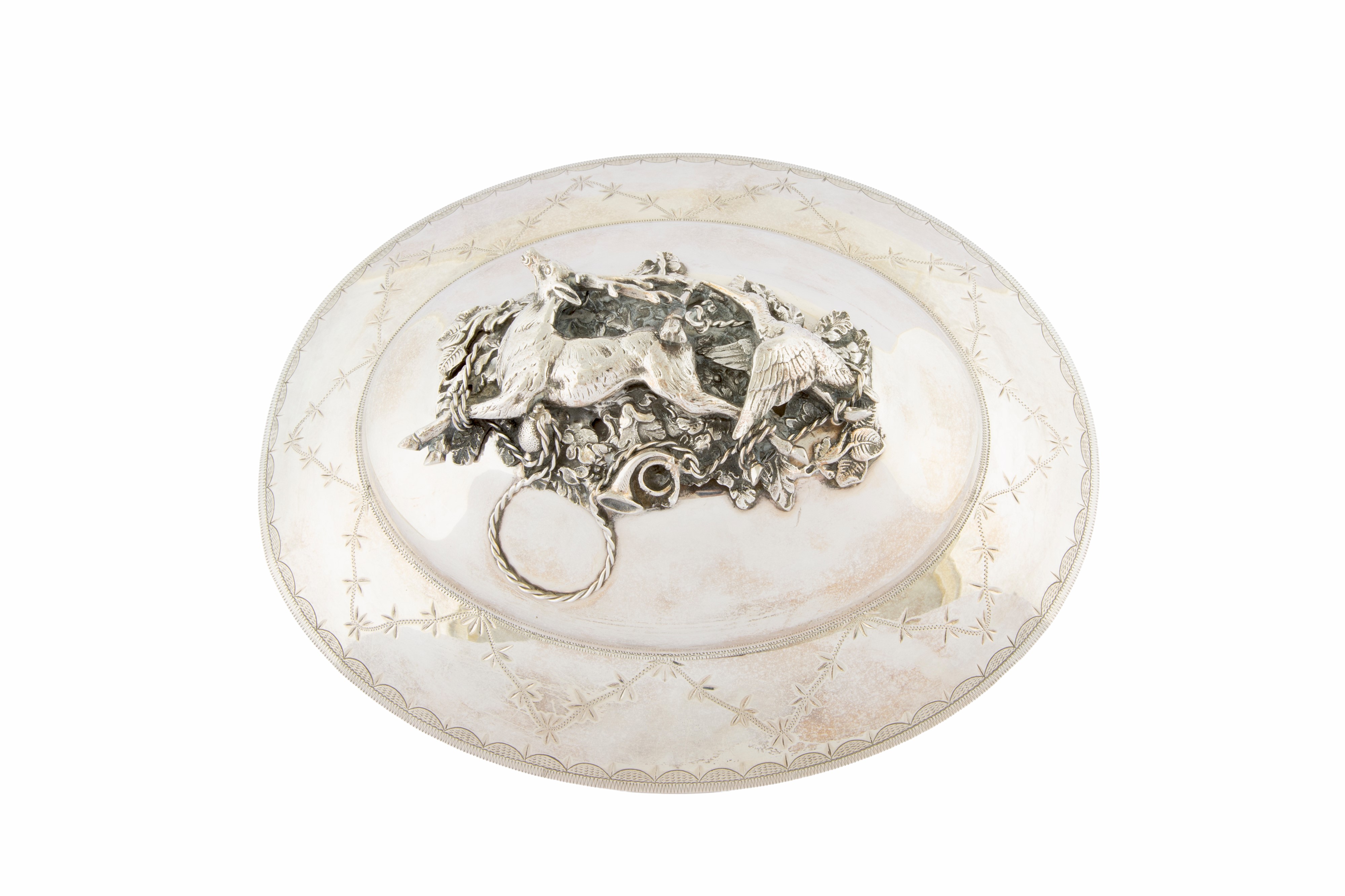Legumiera ovale in argento sbalzato e cesellato con coperchio e scultura di cacciagione