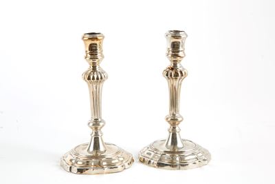 Coppia di piccoli candelieri in argento sbalzato, XX secolo