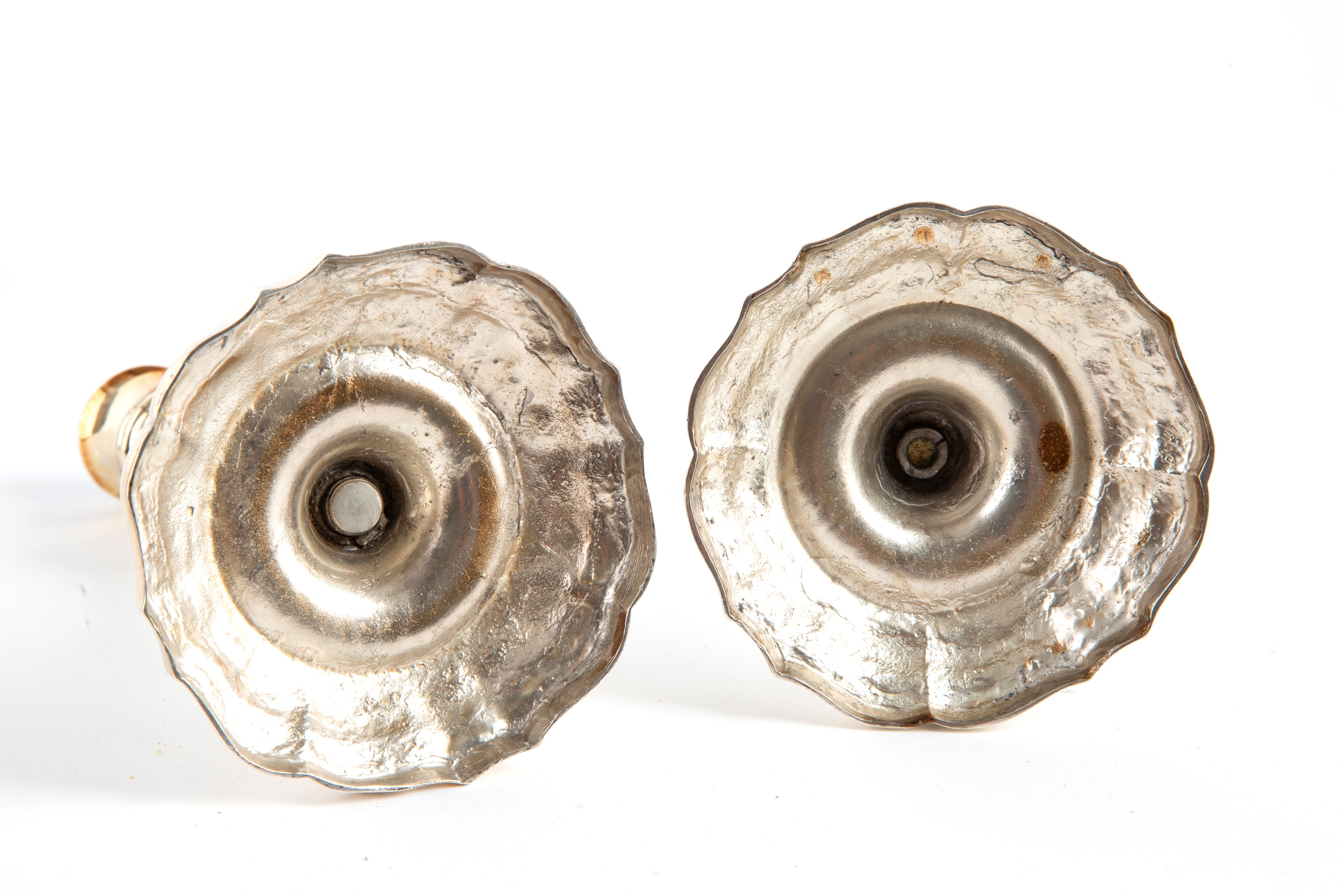Coppia di piccoli candelieri in argento sbalzato, XX secolo