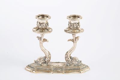 Candelabro, argento 800 fuso e cesellato con tritoni (XX secolo)
