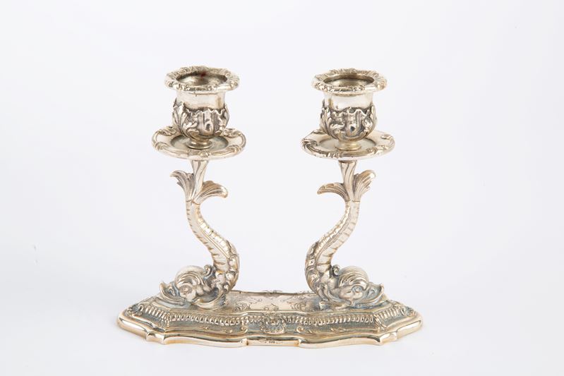 Candelabro, argento 800 fuso e cesellato con tritoni (XX secolo)