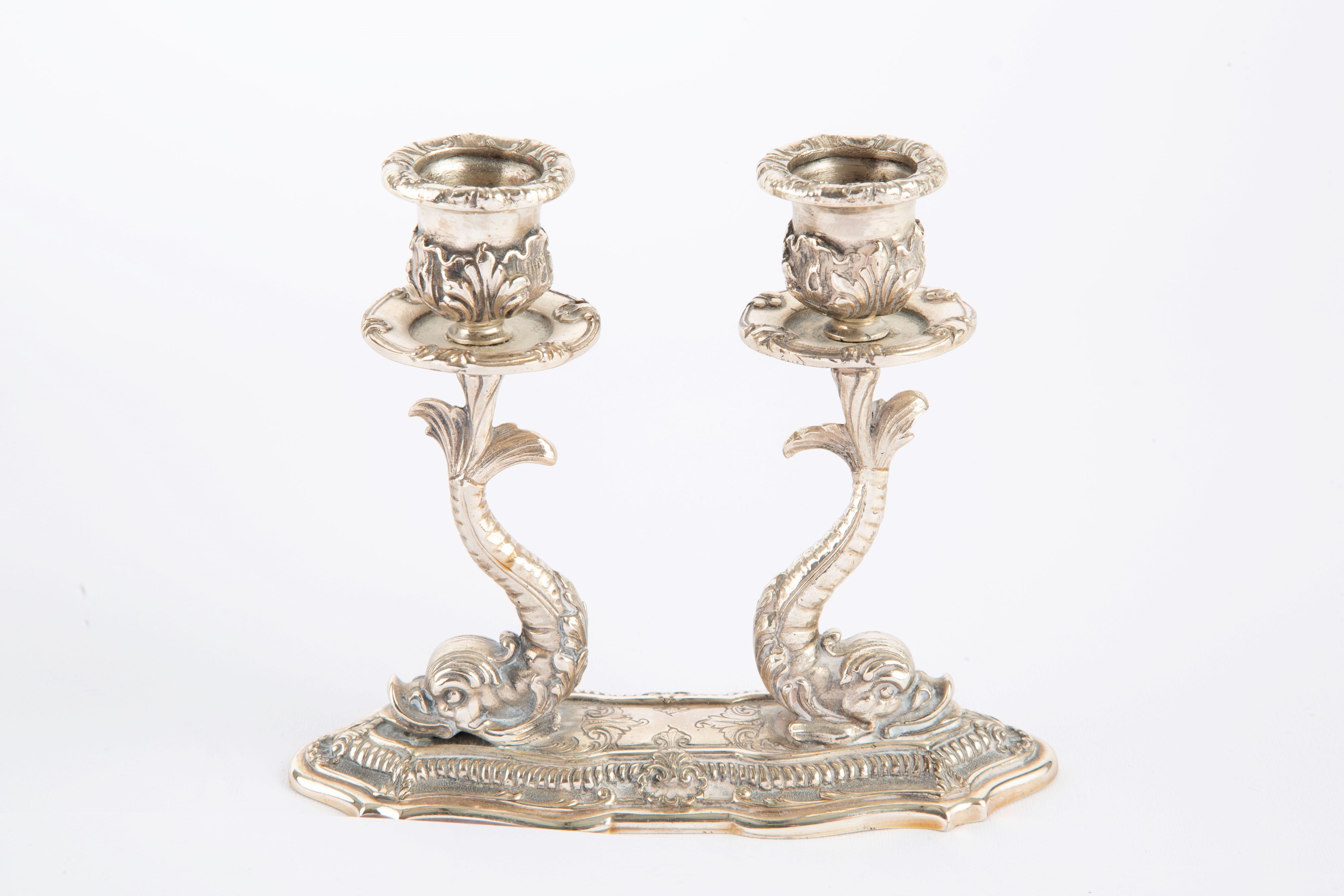 Candelabro, argento 800 fuso e cesellato con tritoni (XX secolo)