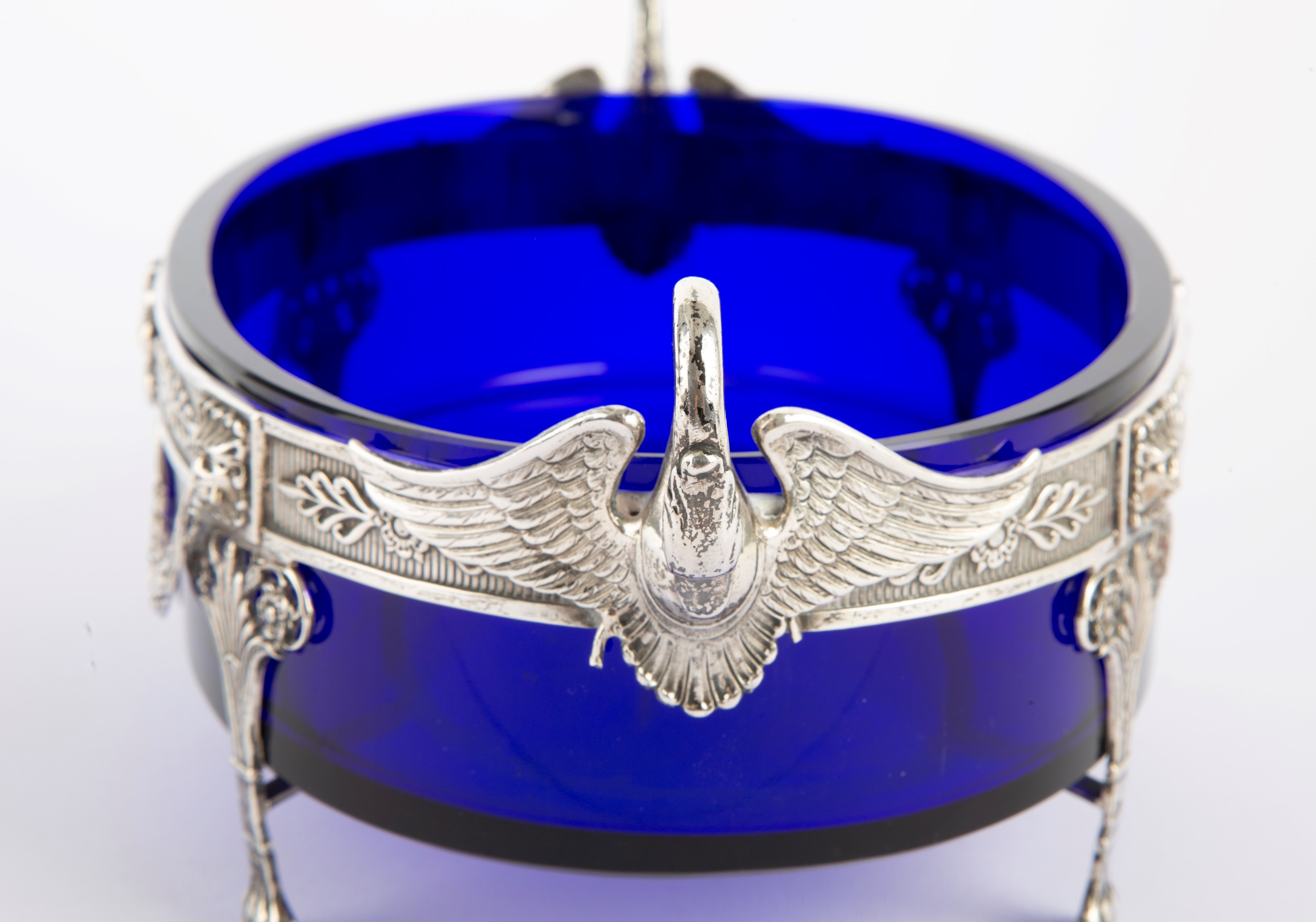 Legumiera in argento finemente cesellato e sbalzato con manici a forma di cigno e inserto in vetr...