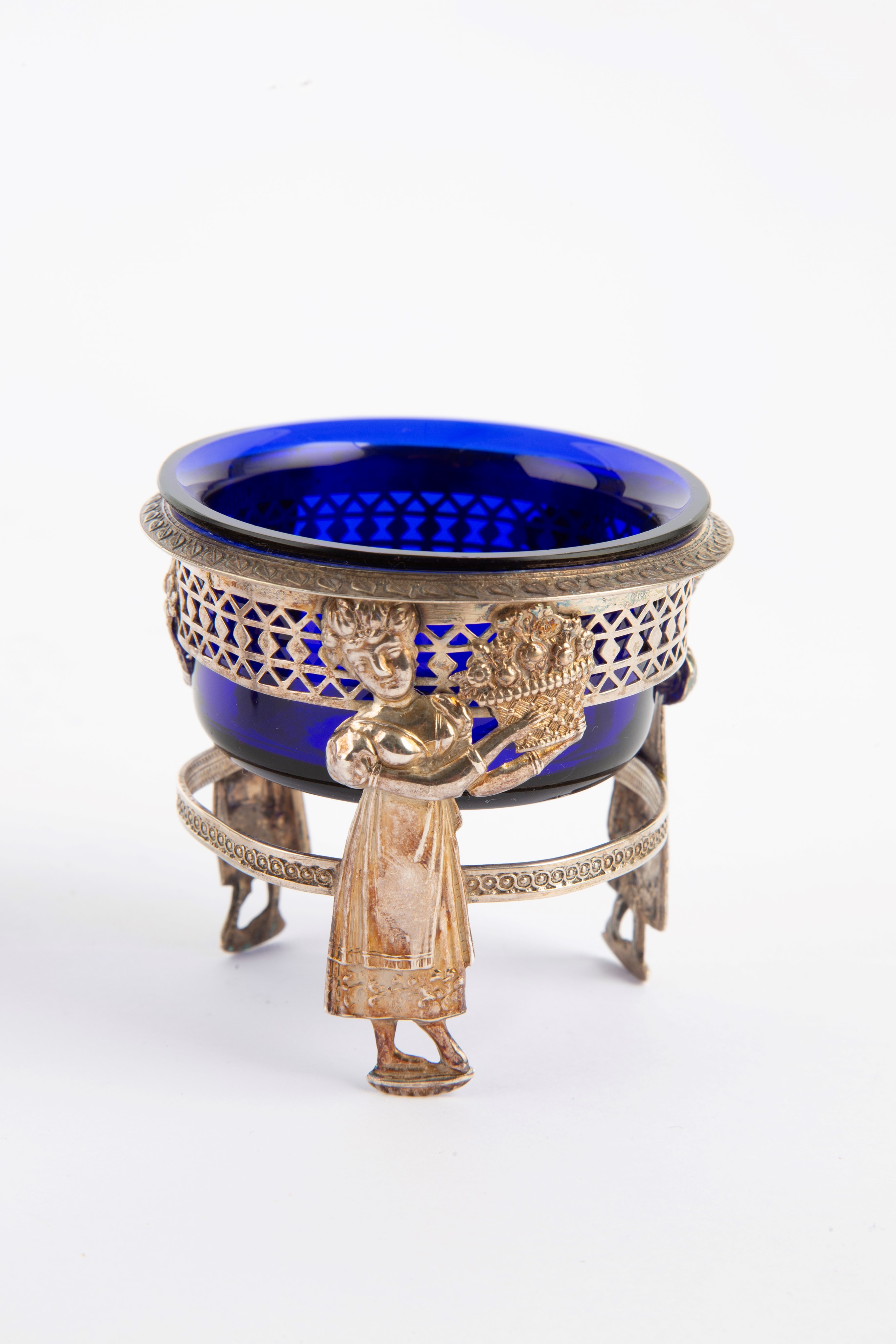 Coppia di saliere in argento sbalzato e cesellato con vetri blu cobalto e cucchiaino, inizi XIX s...