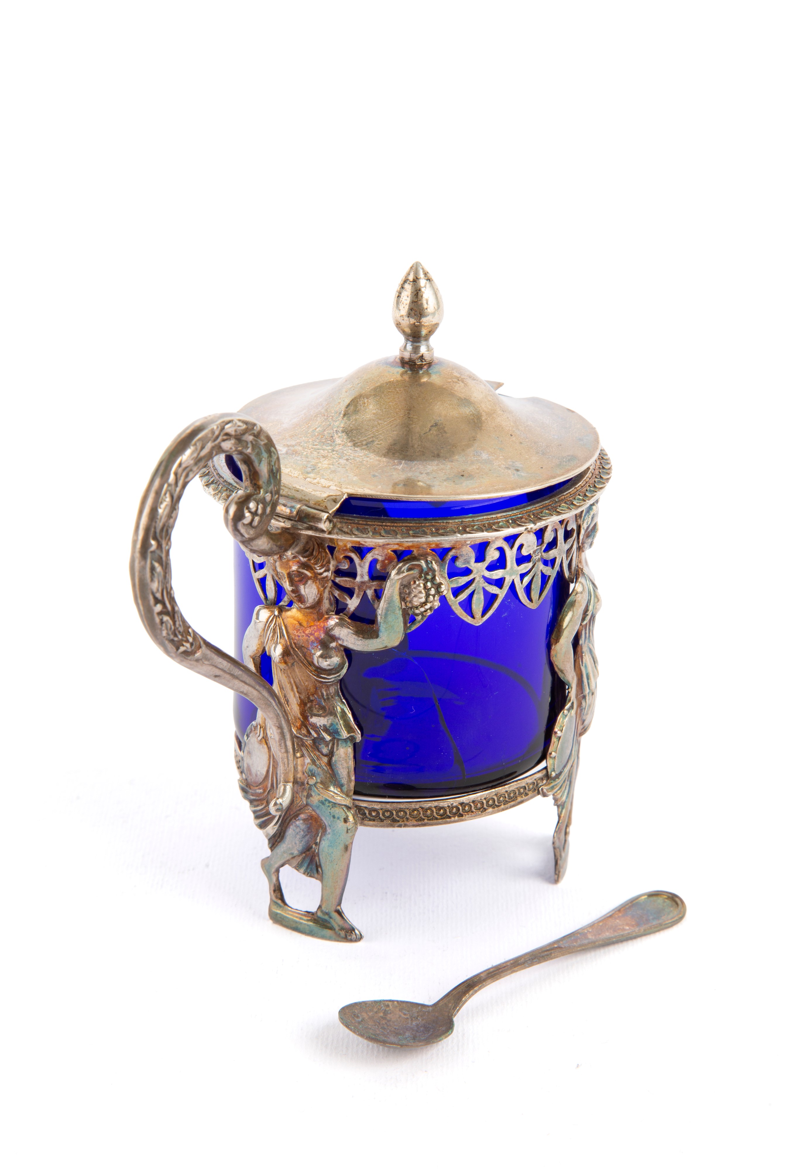 Saliera in argento 800 sbalzato e cesellato con coperchio, vetro blu cobalto e cucchiaino, XIX se...