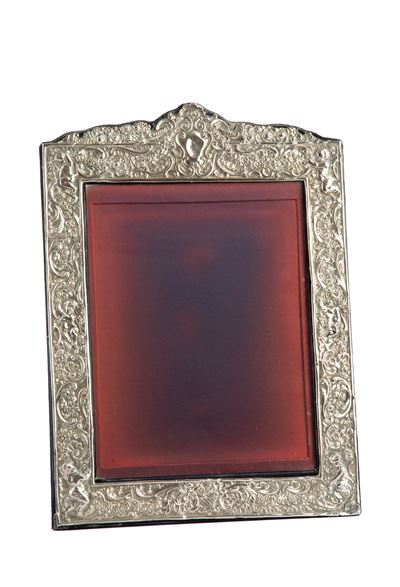 Portafoto in argento sbalzato e cesellato con putti e ramage, fine XIX-inizi XX secolo