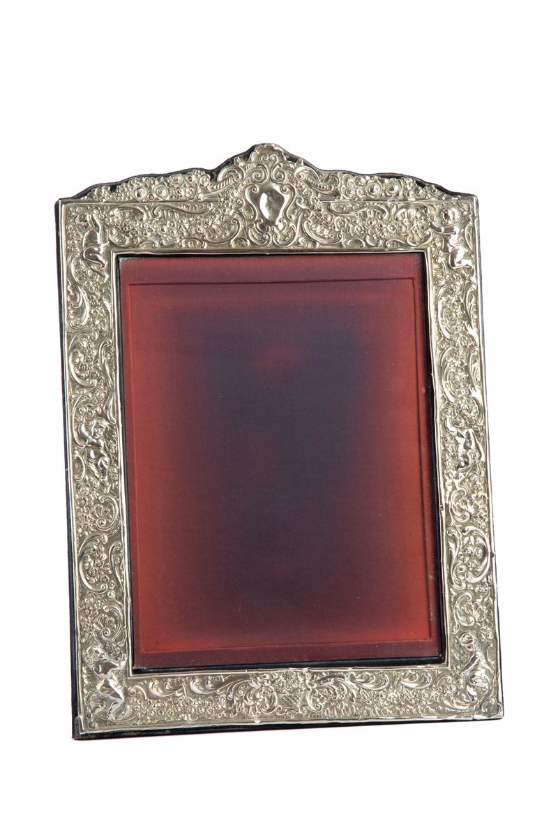 Portafoto in argento sbalzato e cesellato con putti e ramage, fine XIX-inizi XX secolo