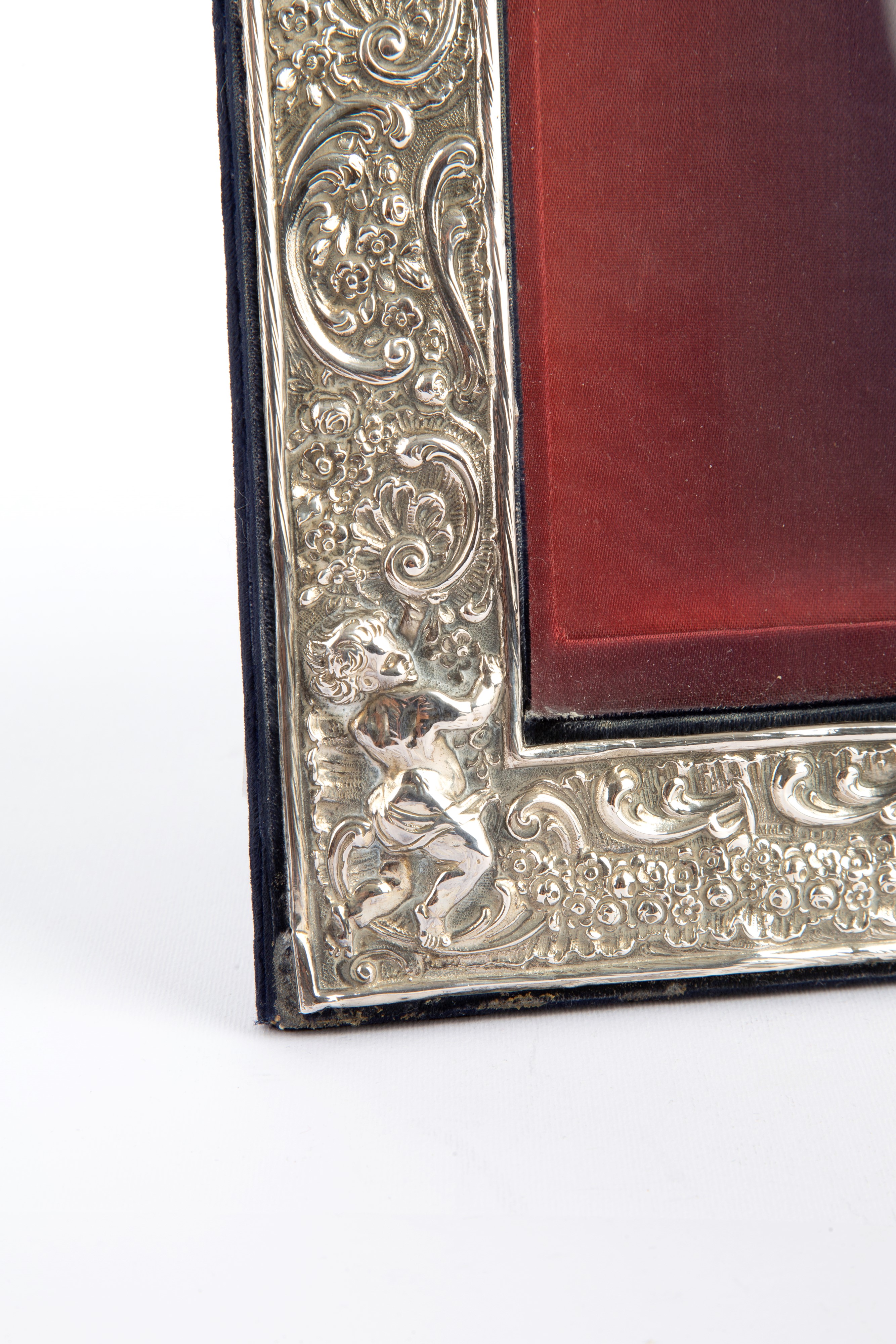 Portafoto in argento sbalzato e cesellato con putti e ramage, fine XIX-inizi XX secolo