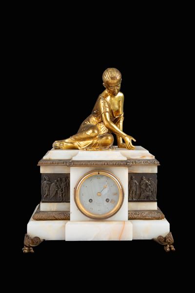 Orologio da tavolo in alabastro con scultura raffigurante figura femminile in bronzo, XX secolo
