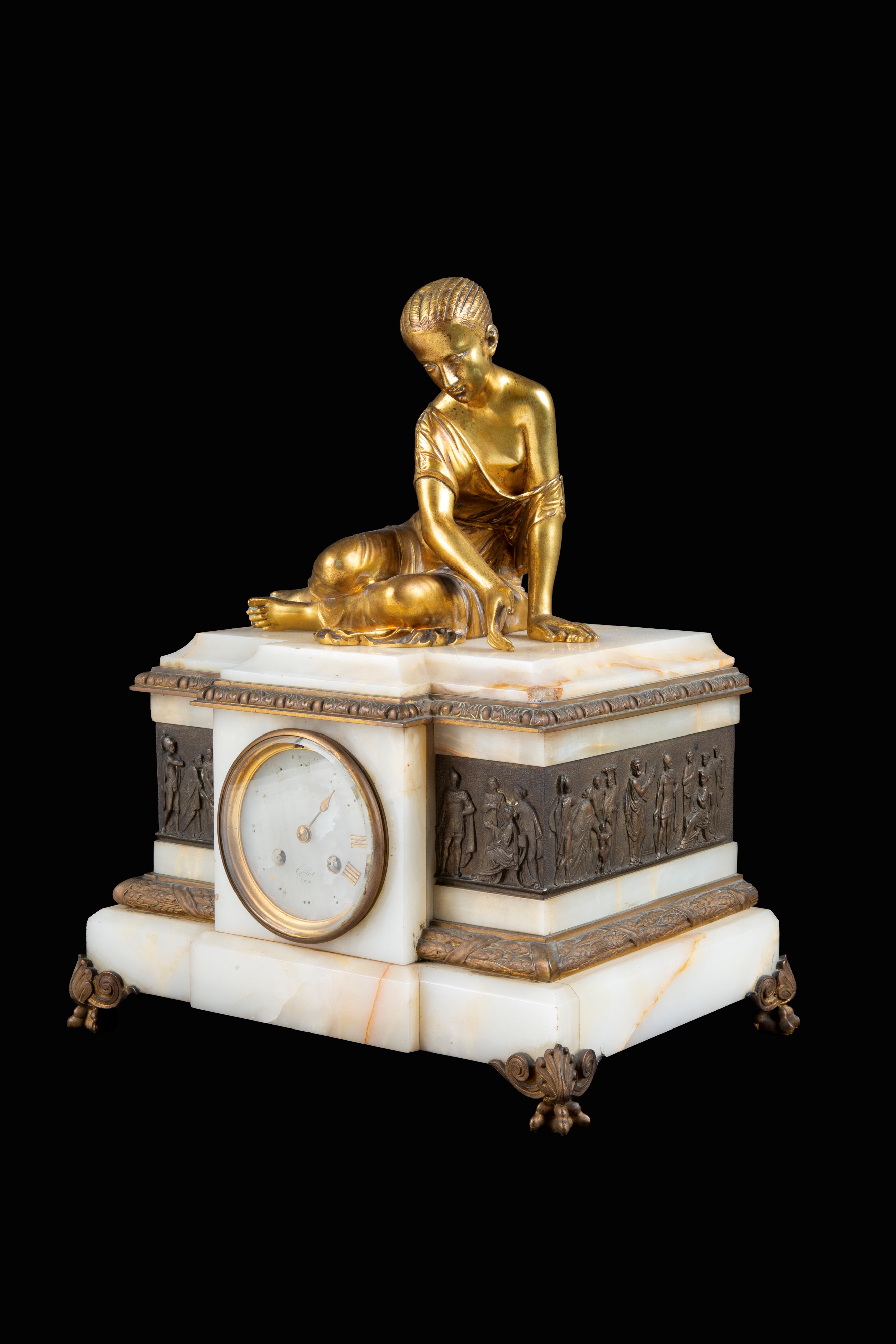 Orologio da tavolo in alabastro con scultura raffigurante figura femminile in bronzo, XX secolo