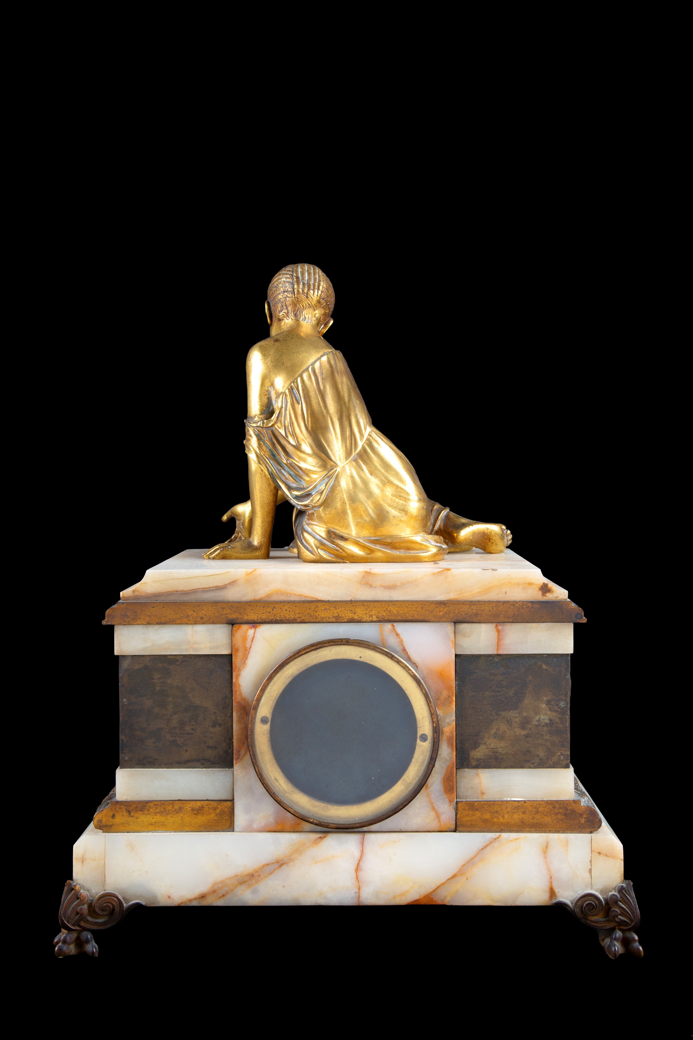 Orologio da tavolo in alabastro con scultura raffigurante figura femminile in bronzo, XX secolo