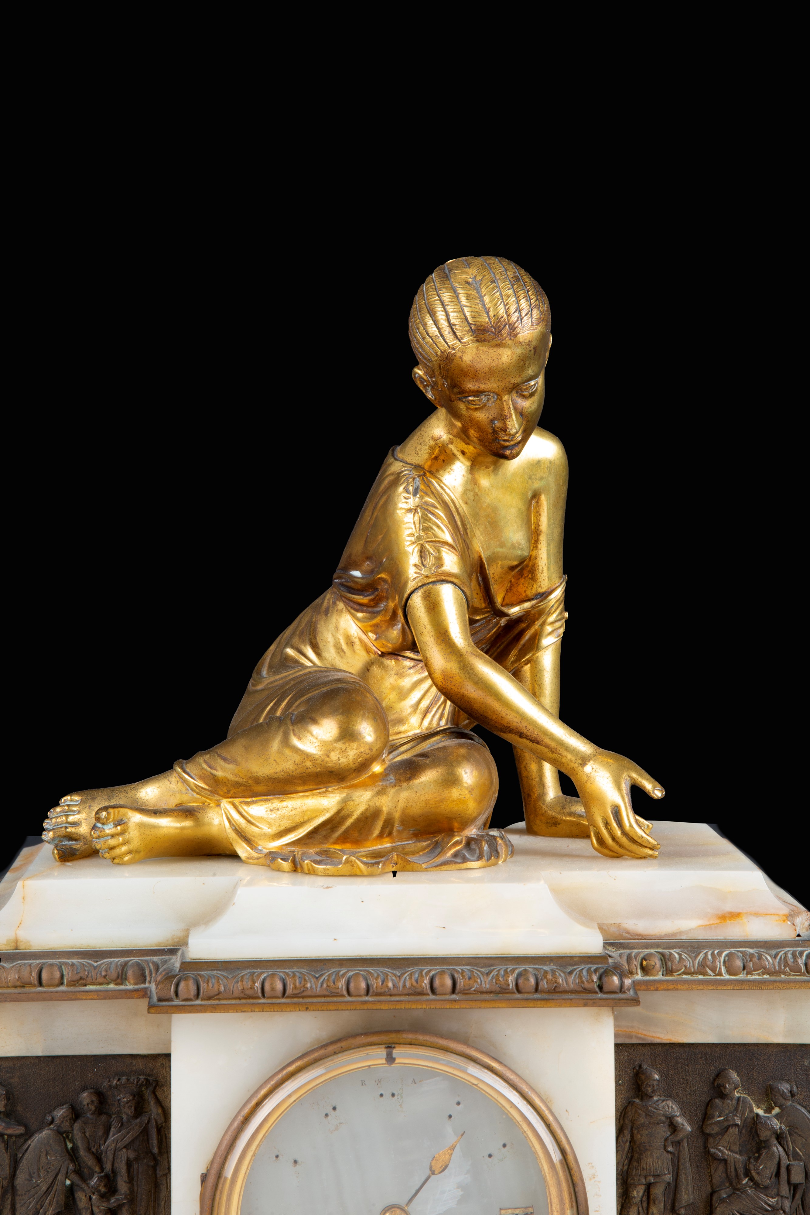 Orologio da tavolo in alabastro con scultura raffigurante figura femminile in bronzo, XX secolo