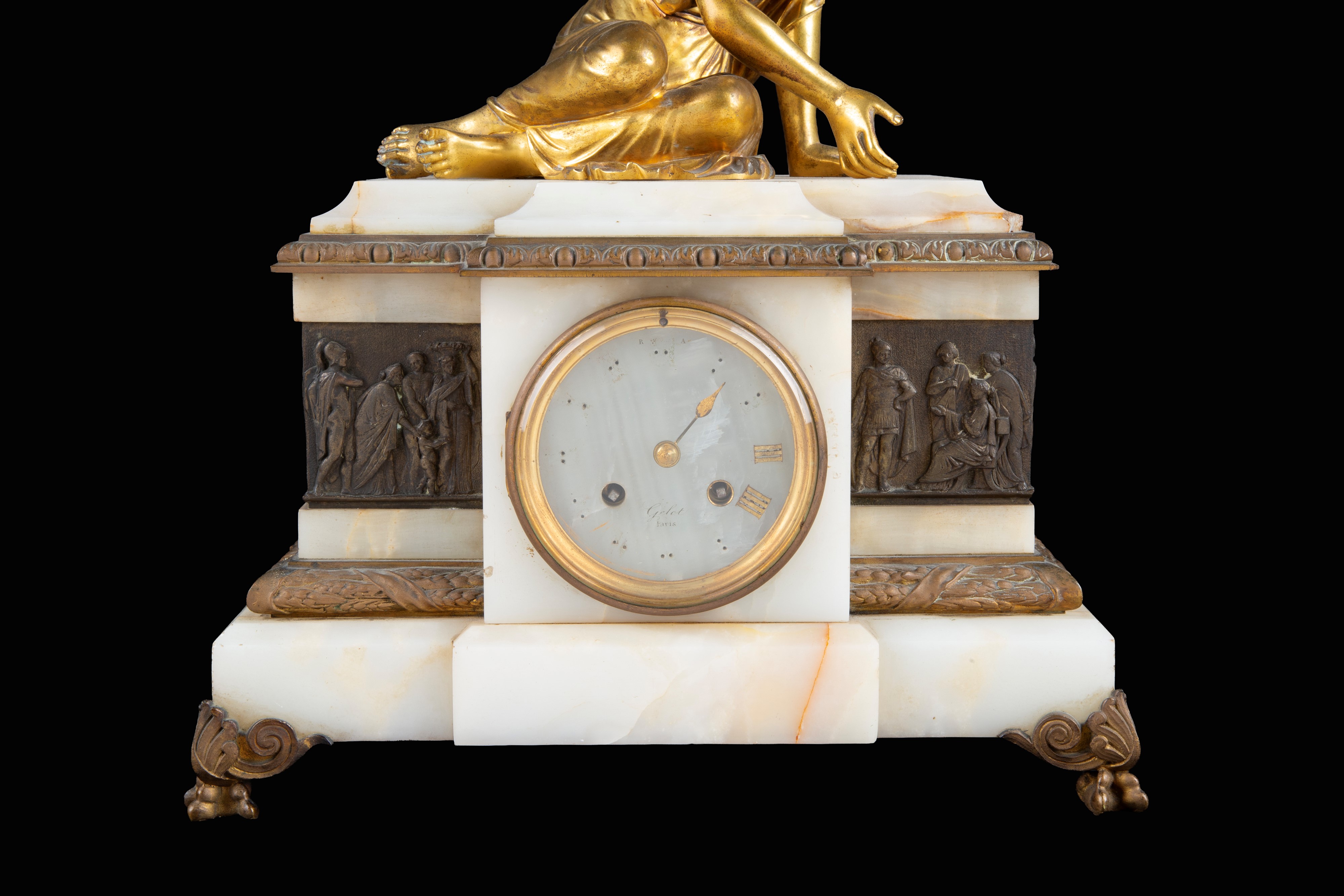 Orologio da tavolo in alabastro con scultura raffigurante figura femminile in bronzo, XX secolo