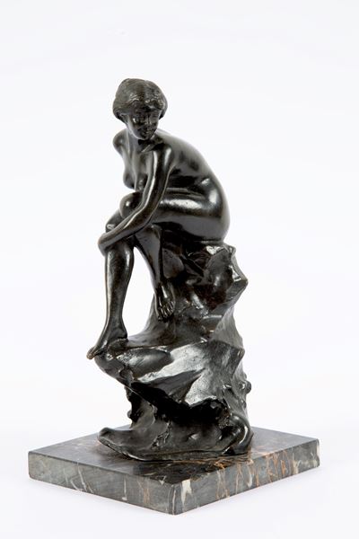 Scultura in bronzo patinato, Donna seduta (fine XIX secolo)