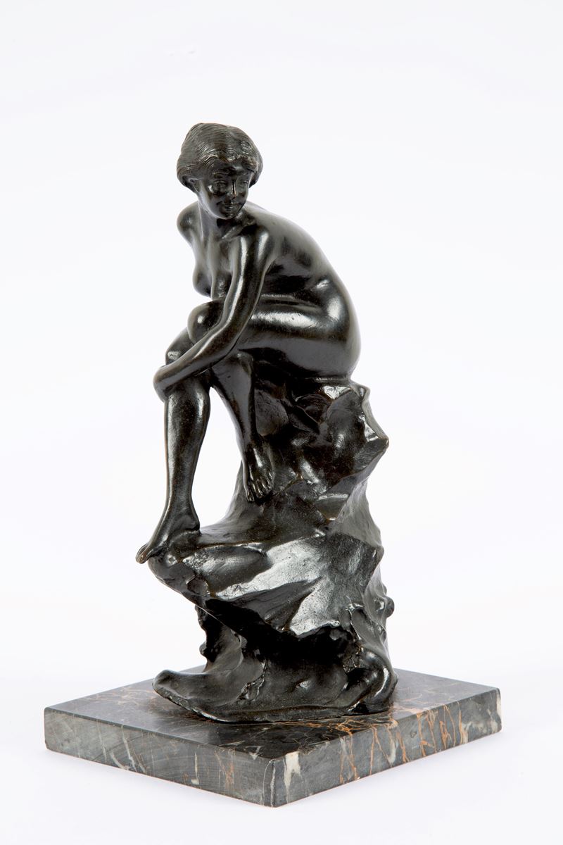 Scultura in bronzo patinato, Donna seduta (fine XIX secolo)