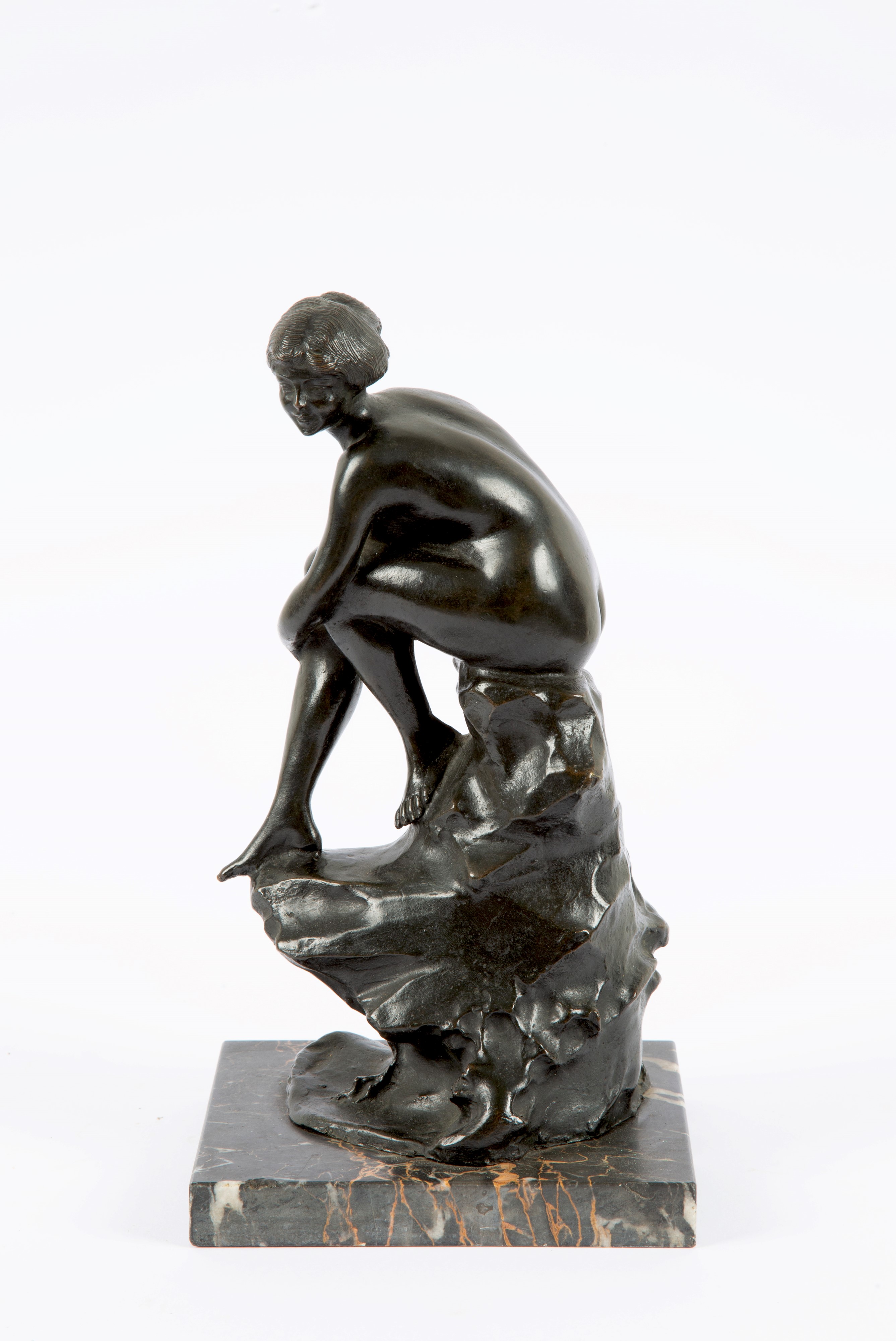 Scultura in bronzo patinato, Donna seduta (fine XIX secolo)
