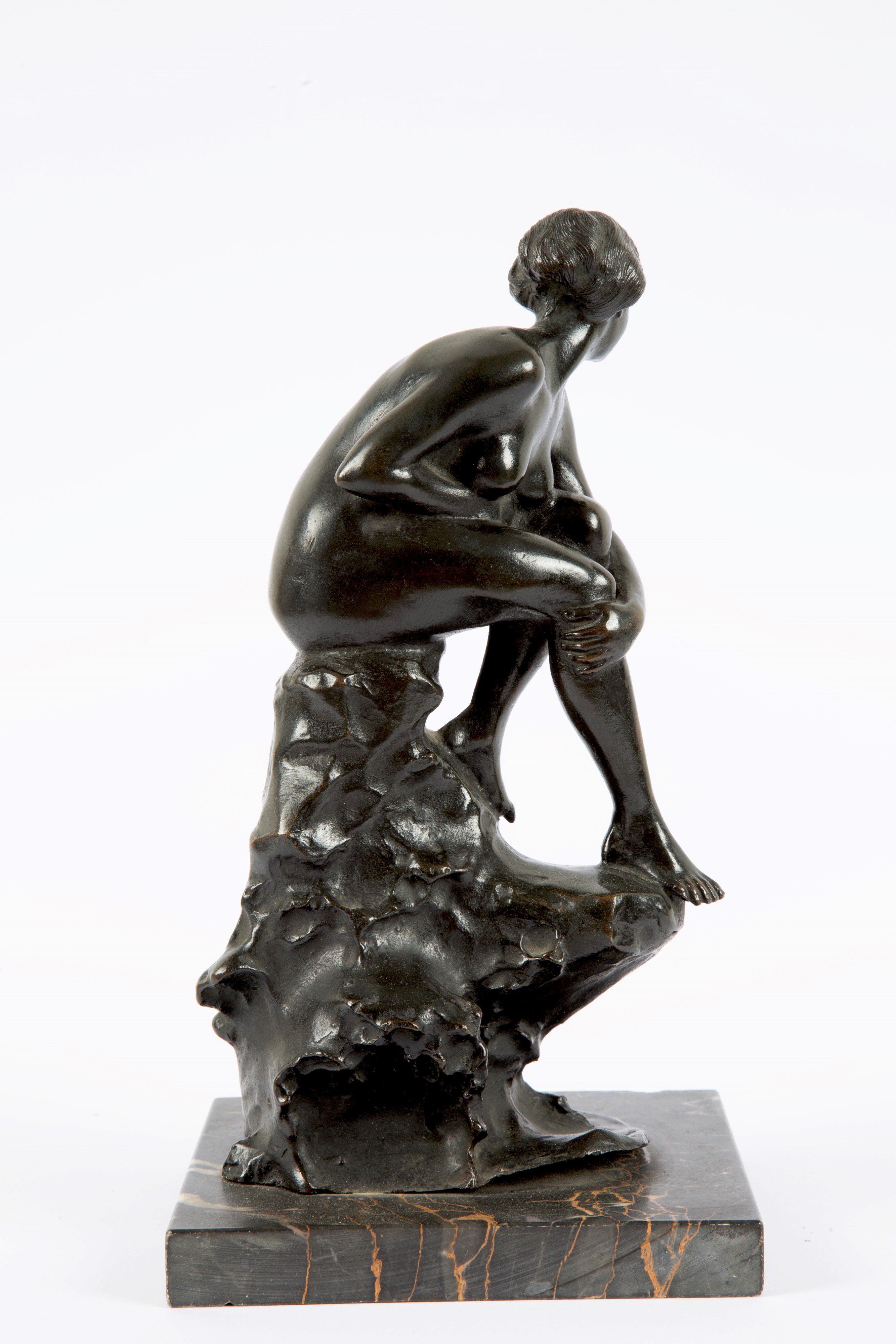 Scultura in bronzo patinato, Donna seduta (fine XIX secolo)