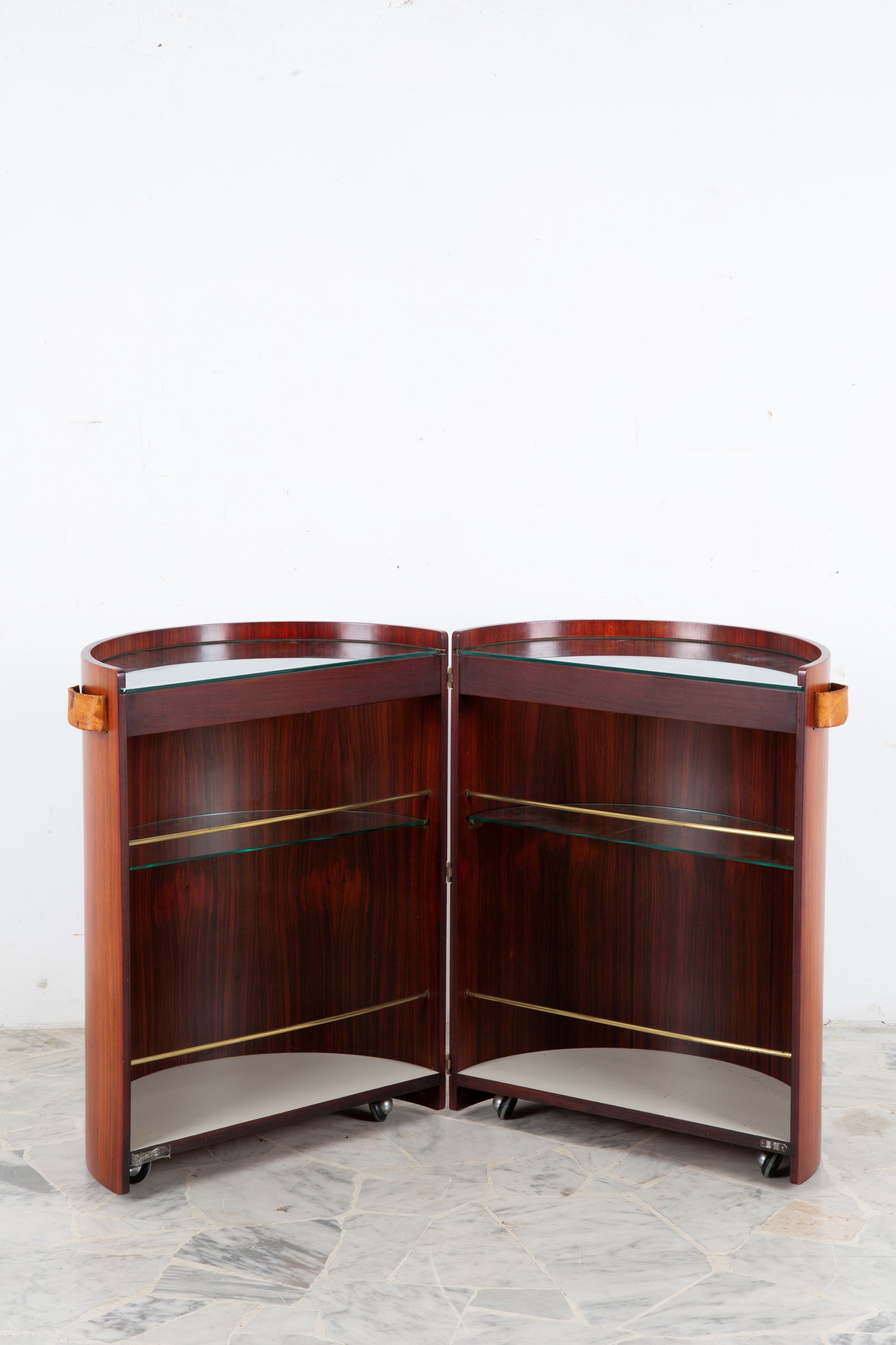 Mobile bar cilindrico apribile in legno e ottone con ripiani in vetro, anni '80
