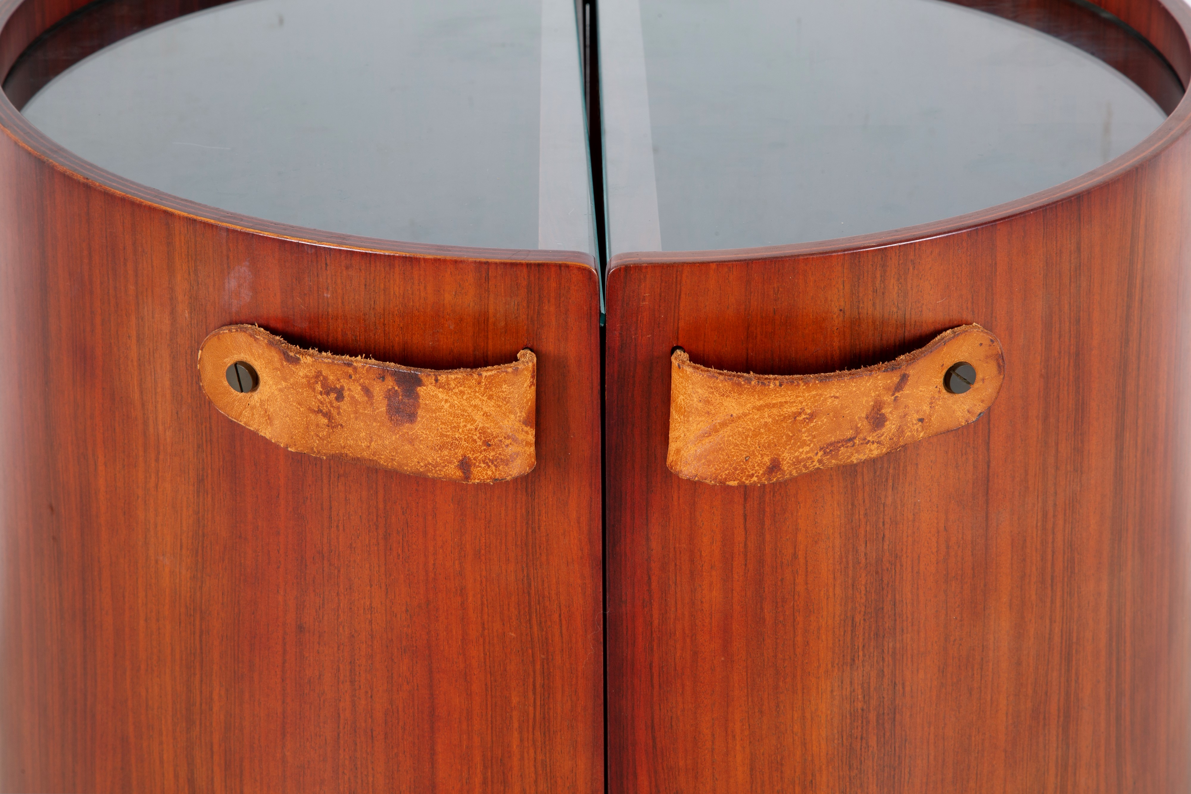 Mobile bar cilindrico apribile in legno e ottone con ripiani in vetro, anni '80
