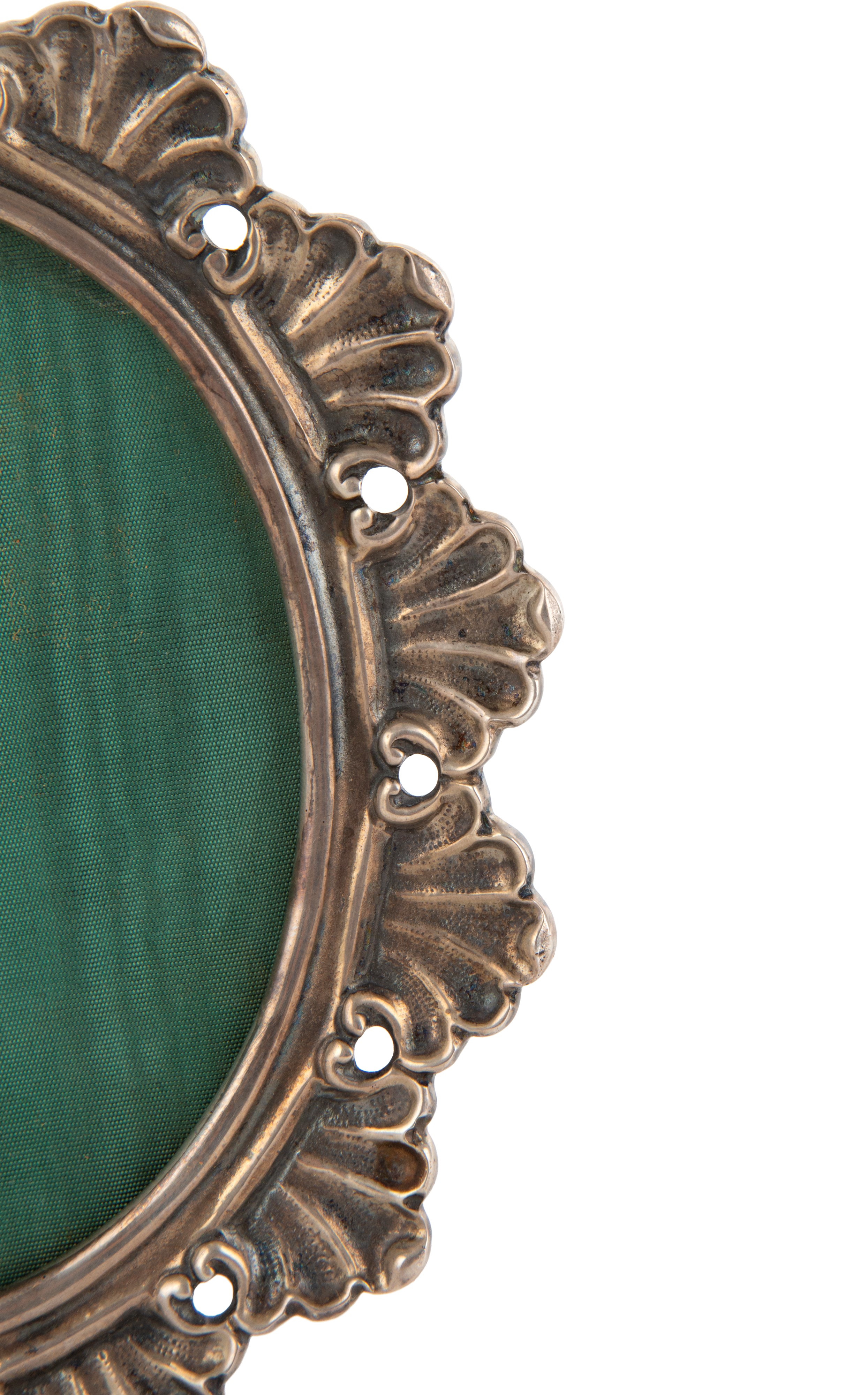 Cornice ovale in argento 800, fuso e cesellato