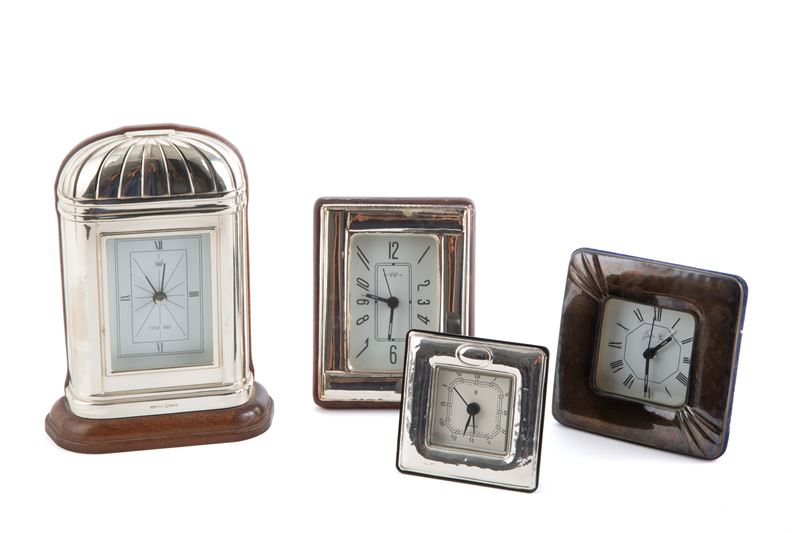 Orologi da tavolo, quattro esemplari in lamina d’argento