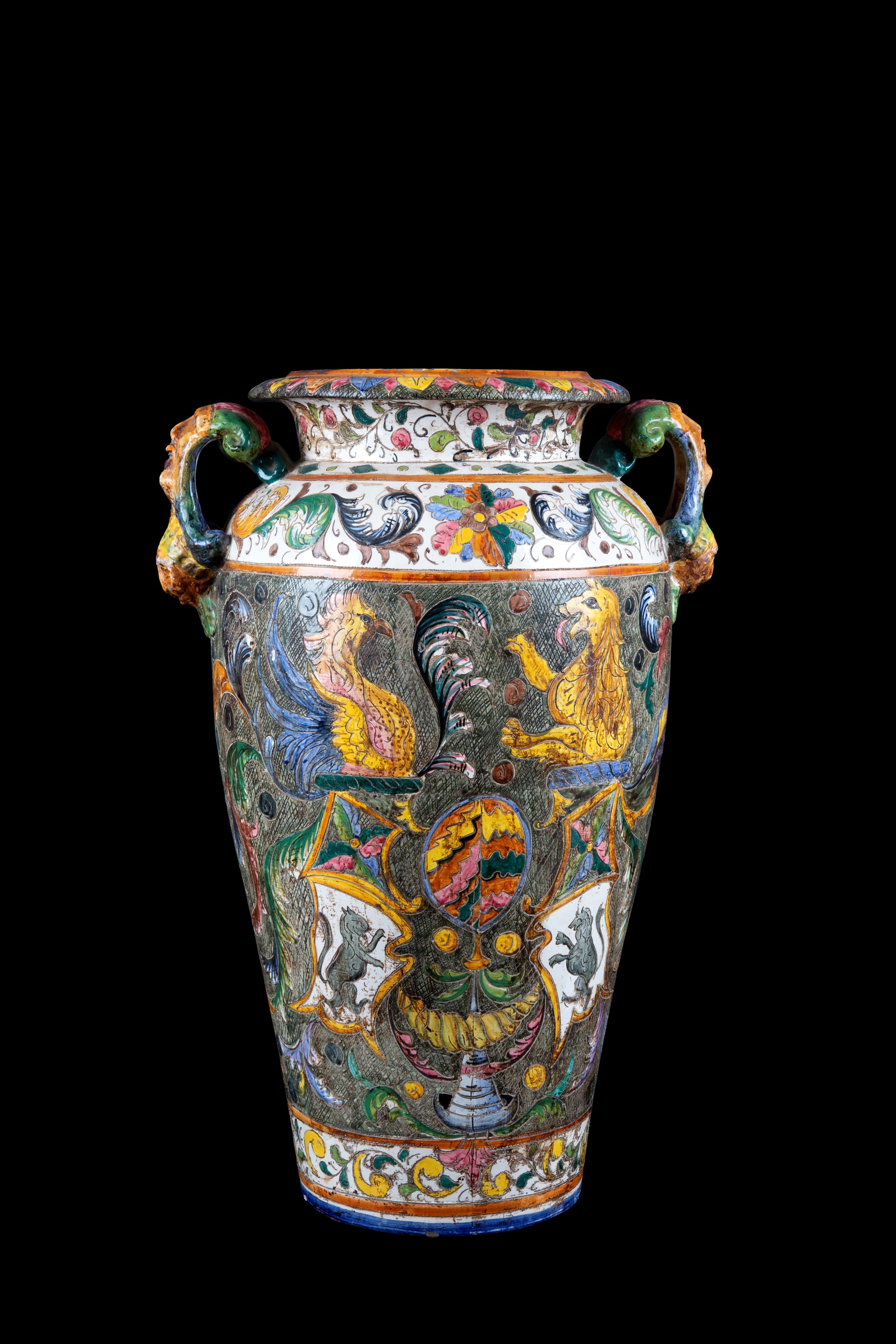 Vaso biansato in maiolica dipinta con figure mitologiche e stemmi araldici policromi, XIX secolo