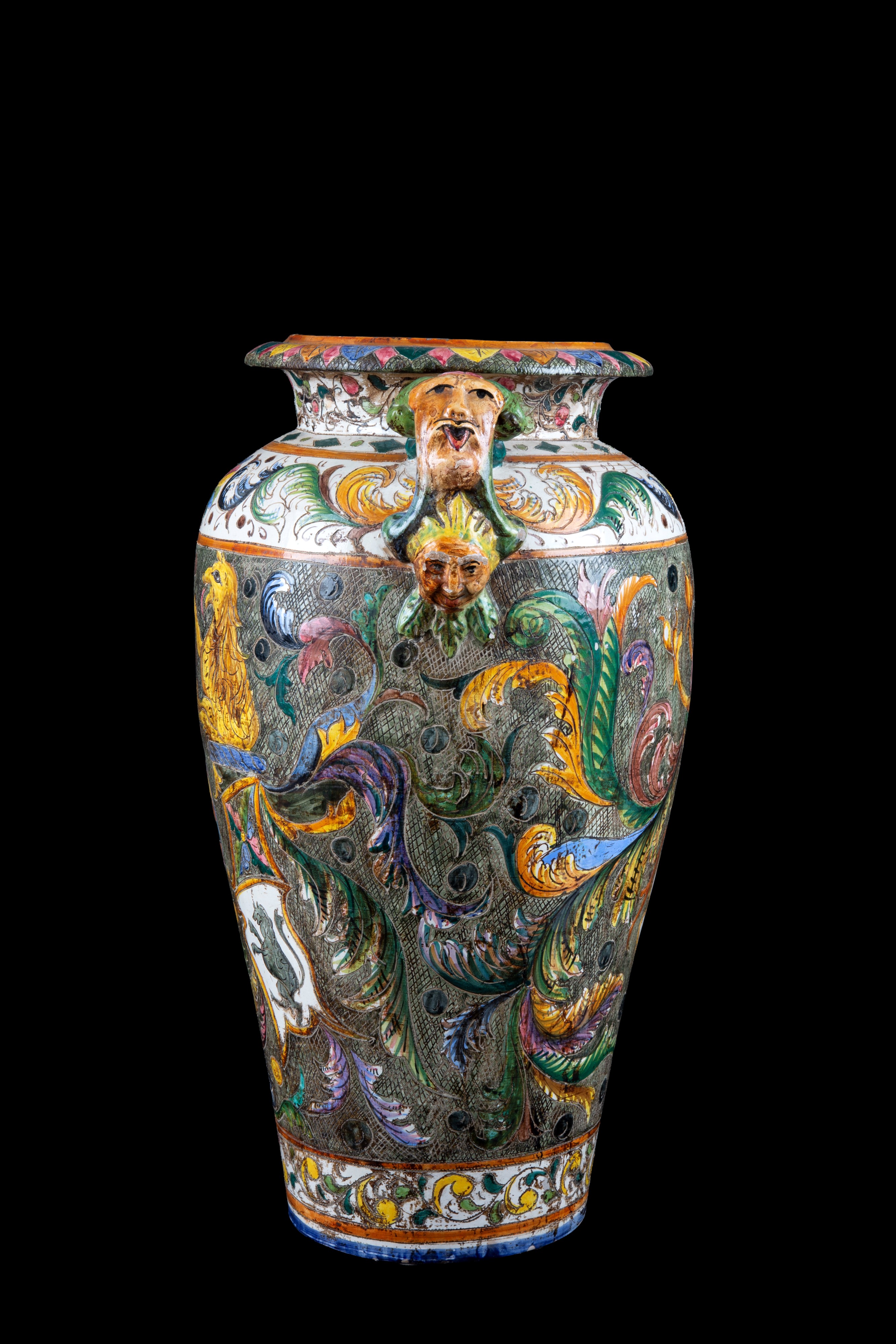 Vaso biansato in maiolica dipinta con figure mitologiche e stemmi araldici policromi, XIX secolo