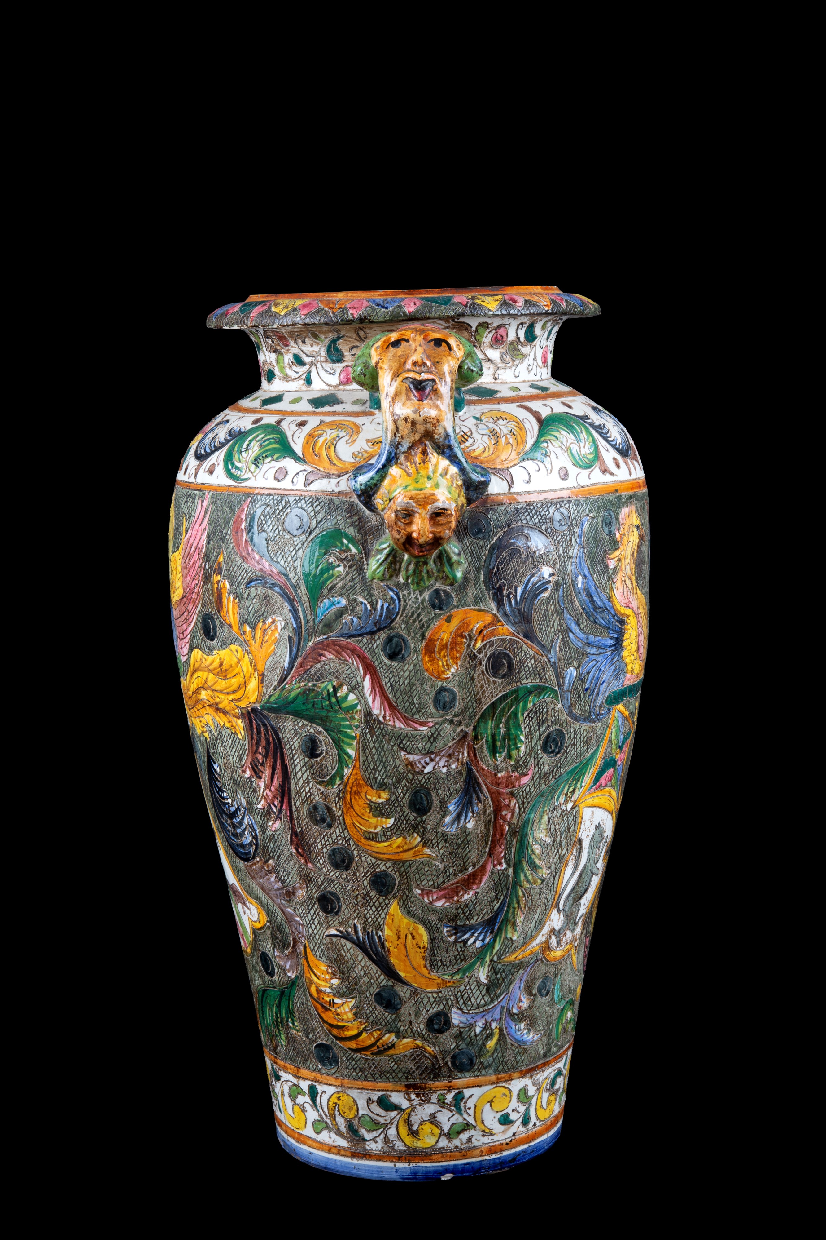 Vaso biansato in maiolica dipinta con figure mitologiche e stemmi araldici policromi, XIX secolo
