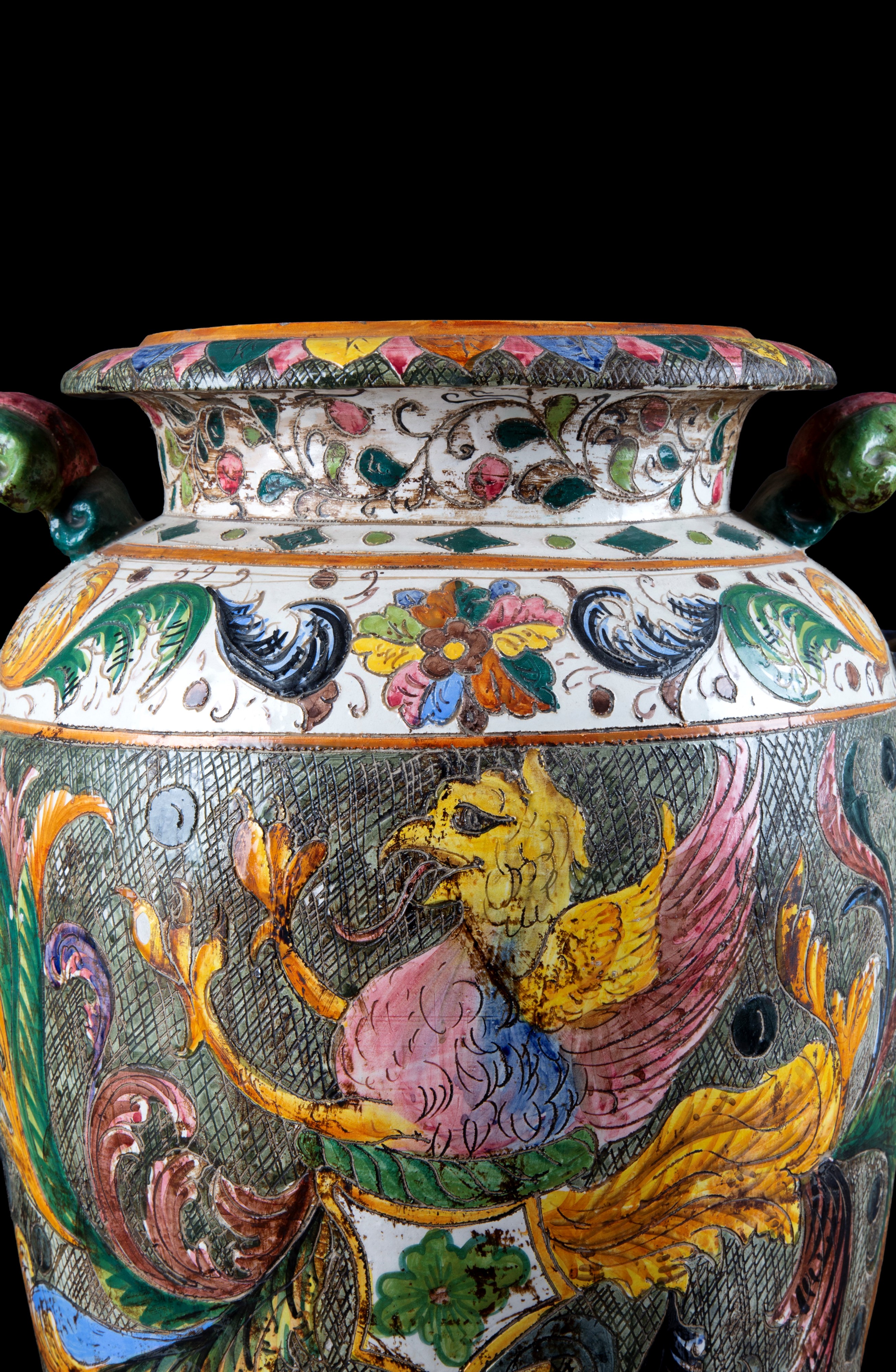 Vaso biansato in maiolica dipinta con figure mitologiche e stemmi araldici policromi, XIX secolo
