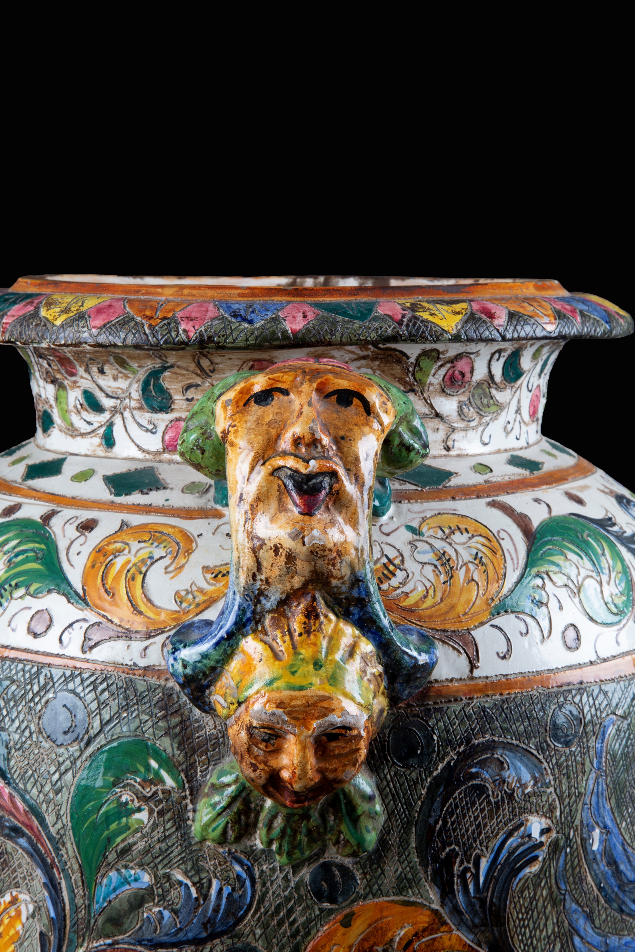 Vaso biansato in maiolica dipinta con figure mitologiche e stemmi araldici policromi, XIX secolo