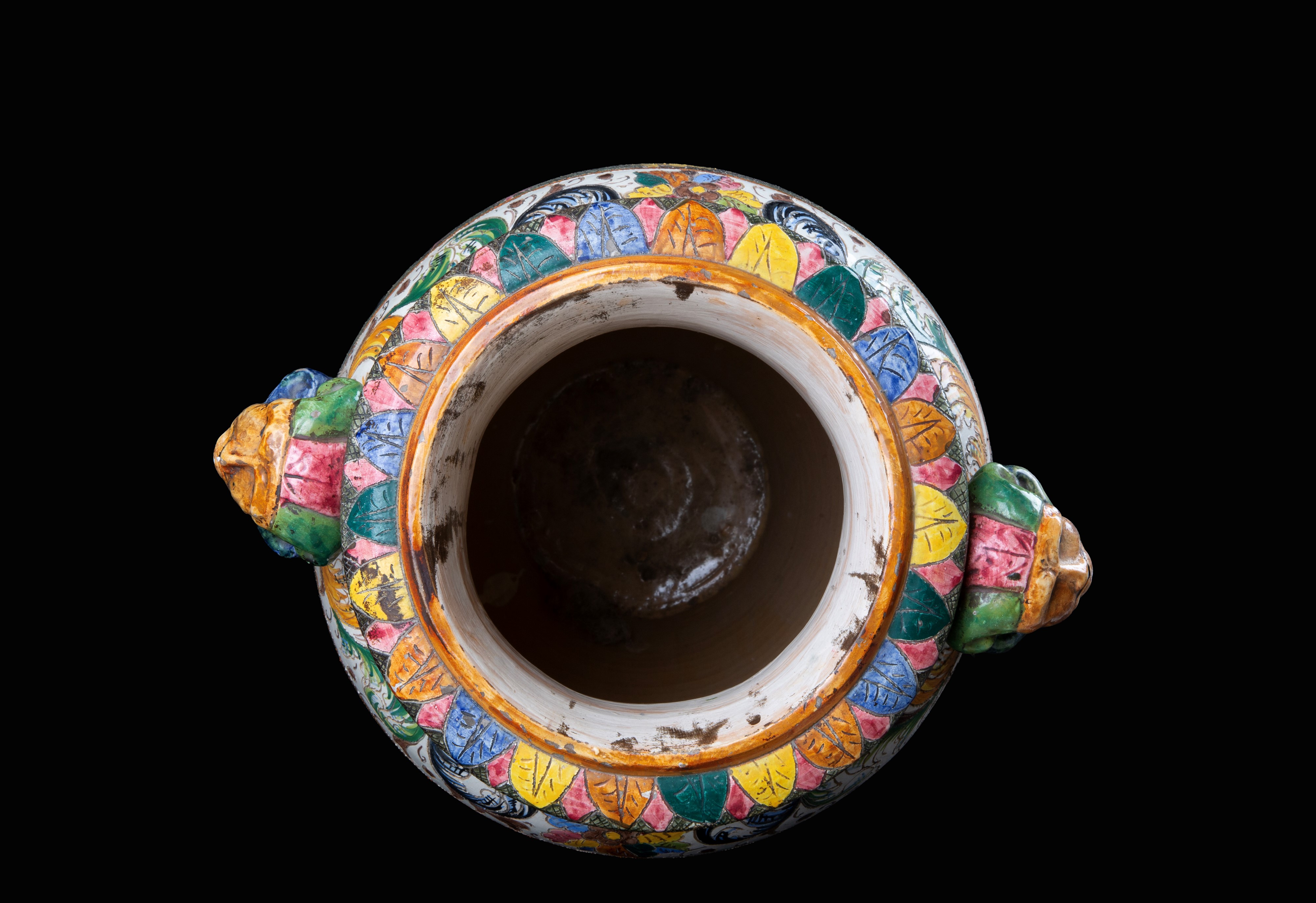 Vaso biansato in maiolica dipinta con figure mitologiche e stemmi araldici policromi, XIX secolo