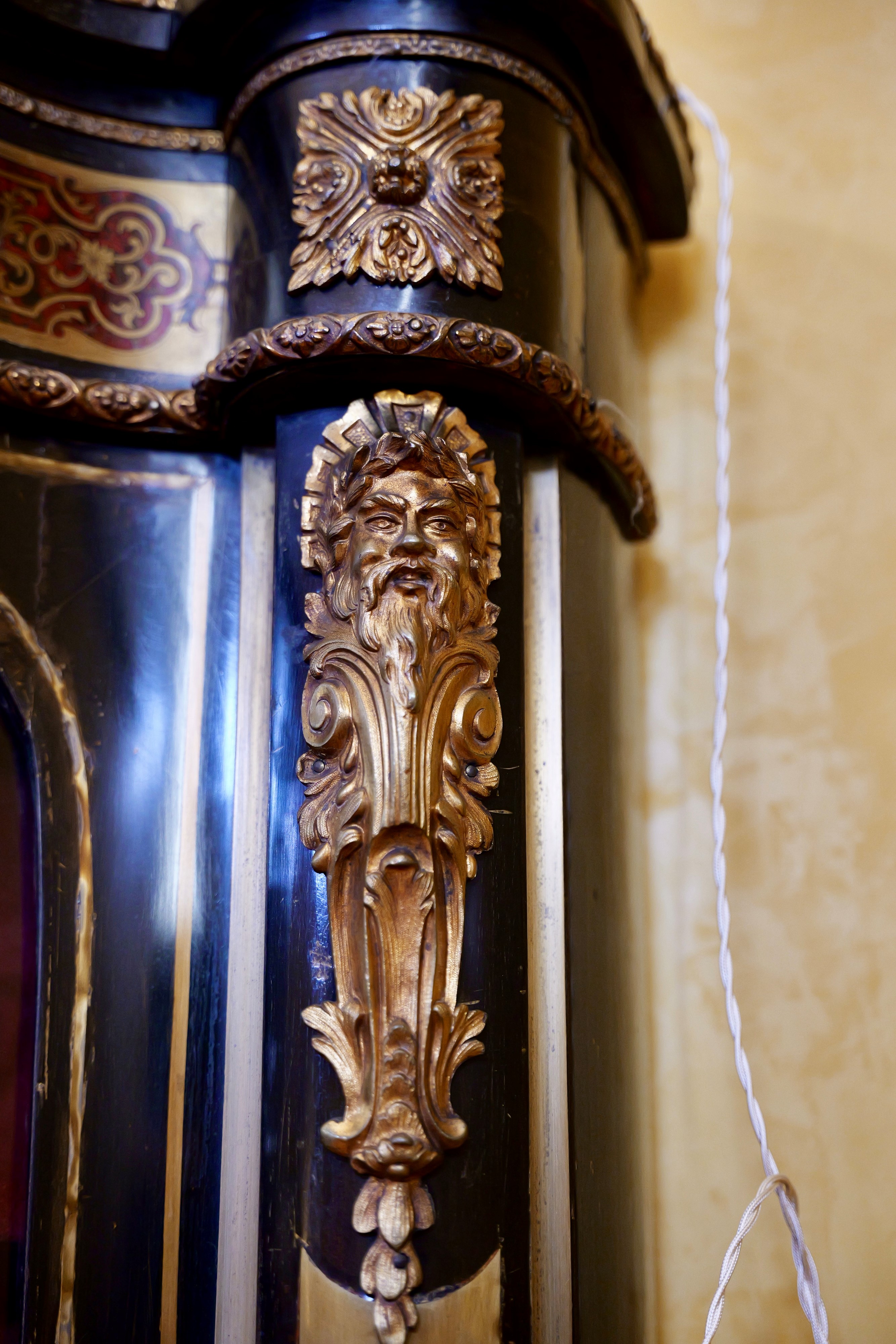 Credenza tipo Boulle, lastronata e intarsiata in ottone, fronte sagomato, XIX secolo