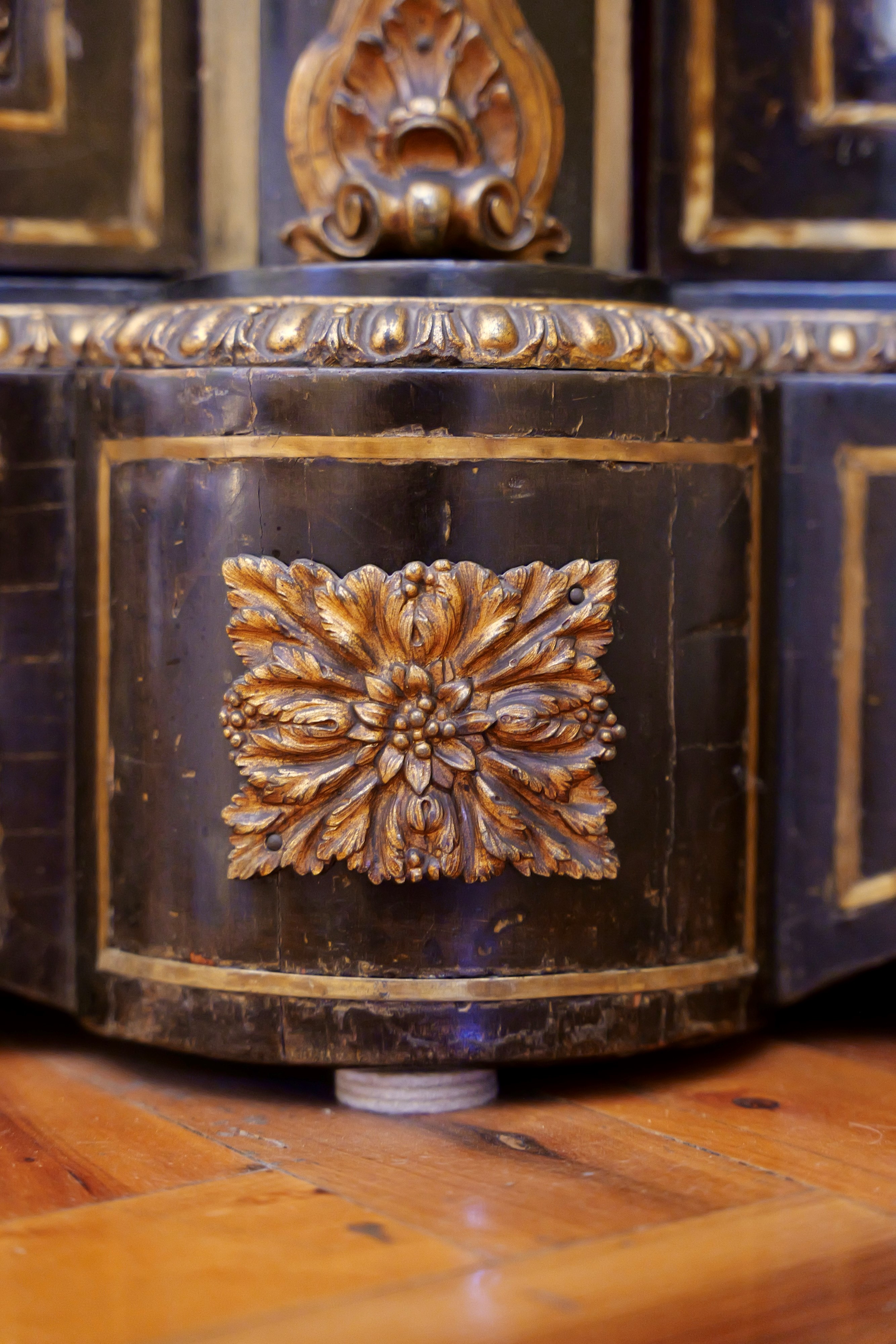 Credenza tipo Boulle, lastronata e intarsiata in ottone, fronte sagomato, XIX secolo