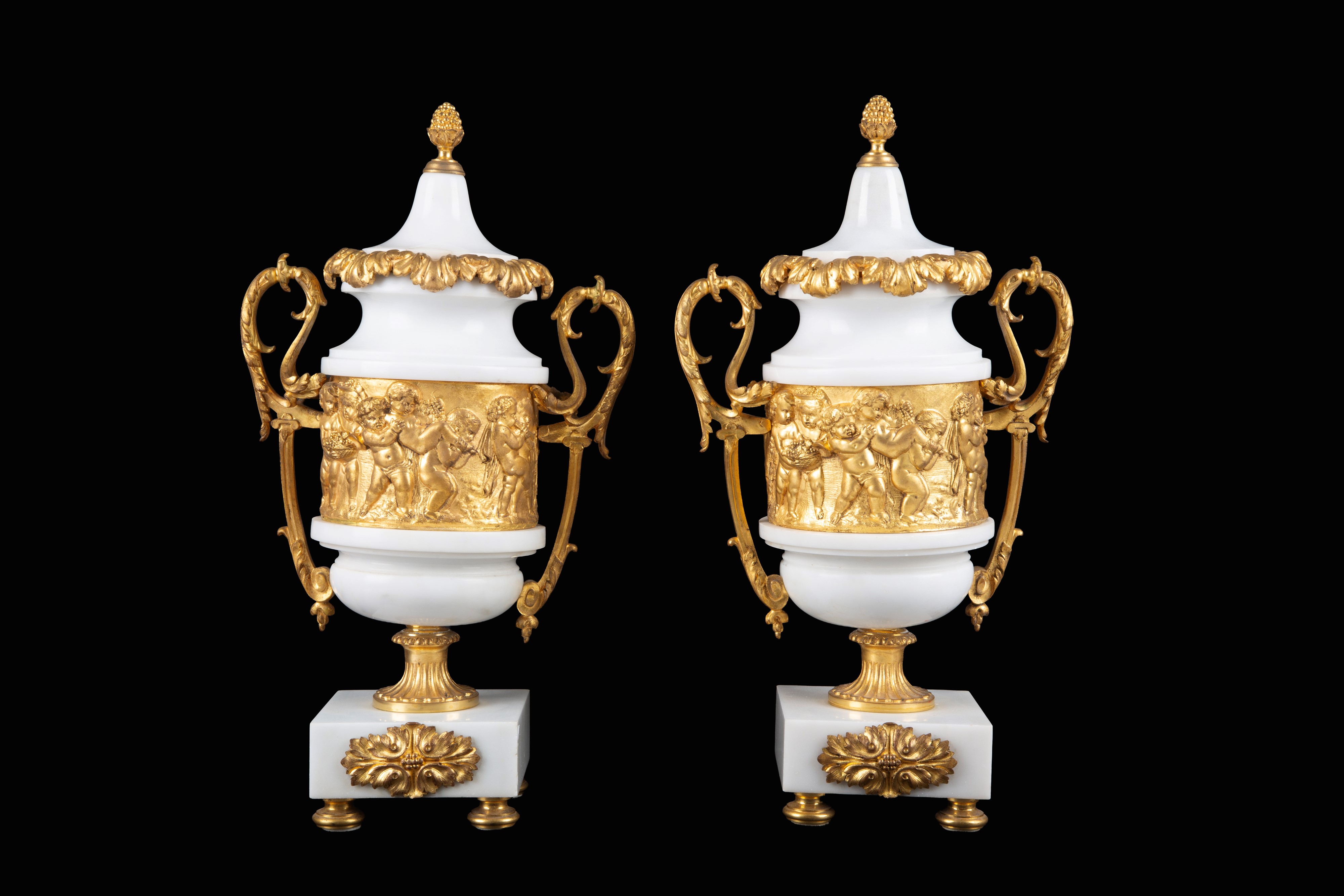 Trittico, orologio e coppia di vasi, marmo di Carrara e bronzo dorato