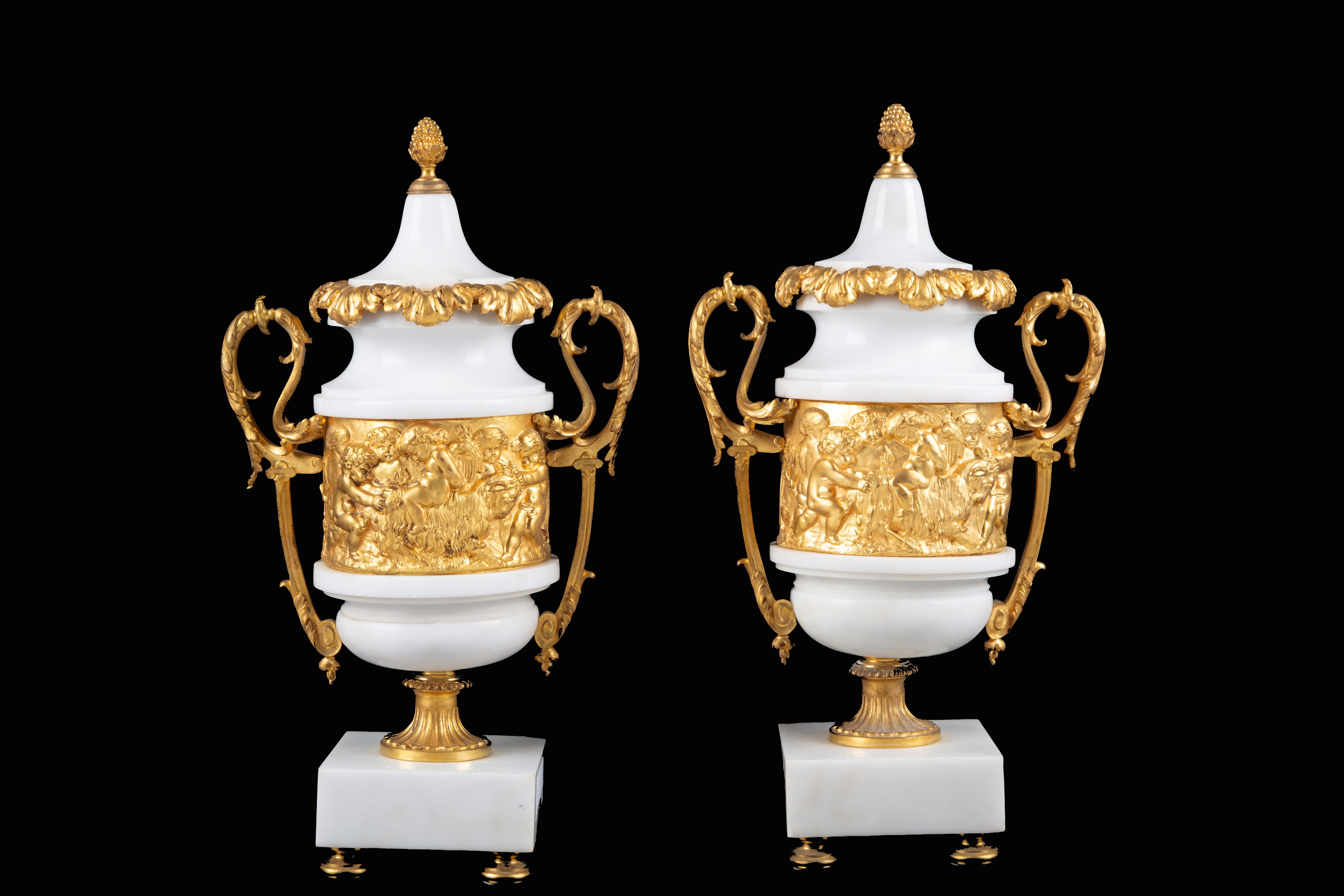 Trittico, orologio e coppia di vasi, marmo di Carrara e bronzo dorato