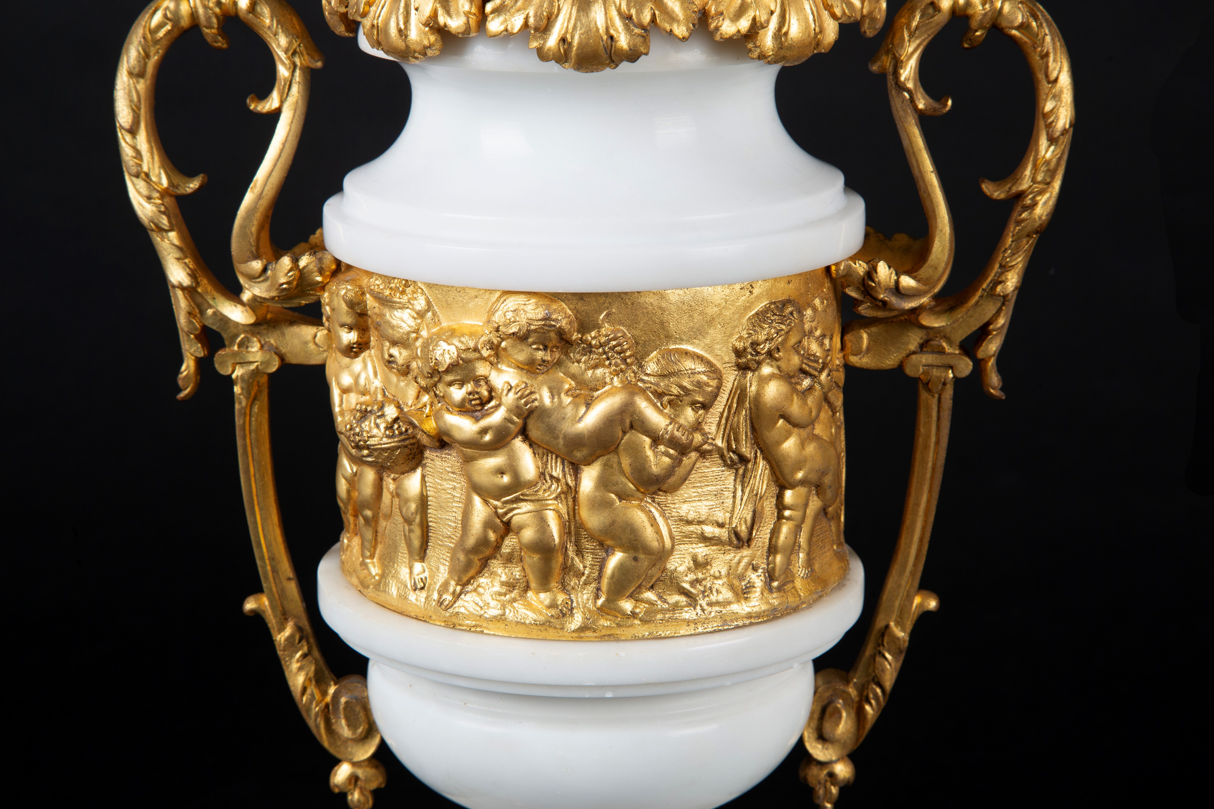 Trittico, orologio e coppia di vasi, marmo di Carrara e bronzo dorato