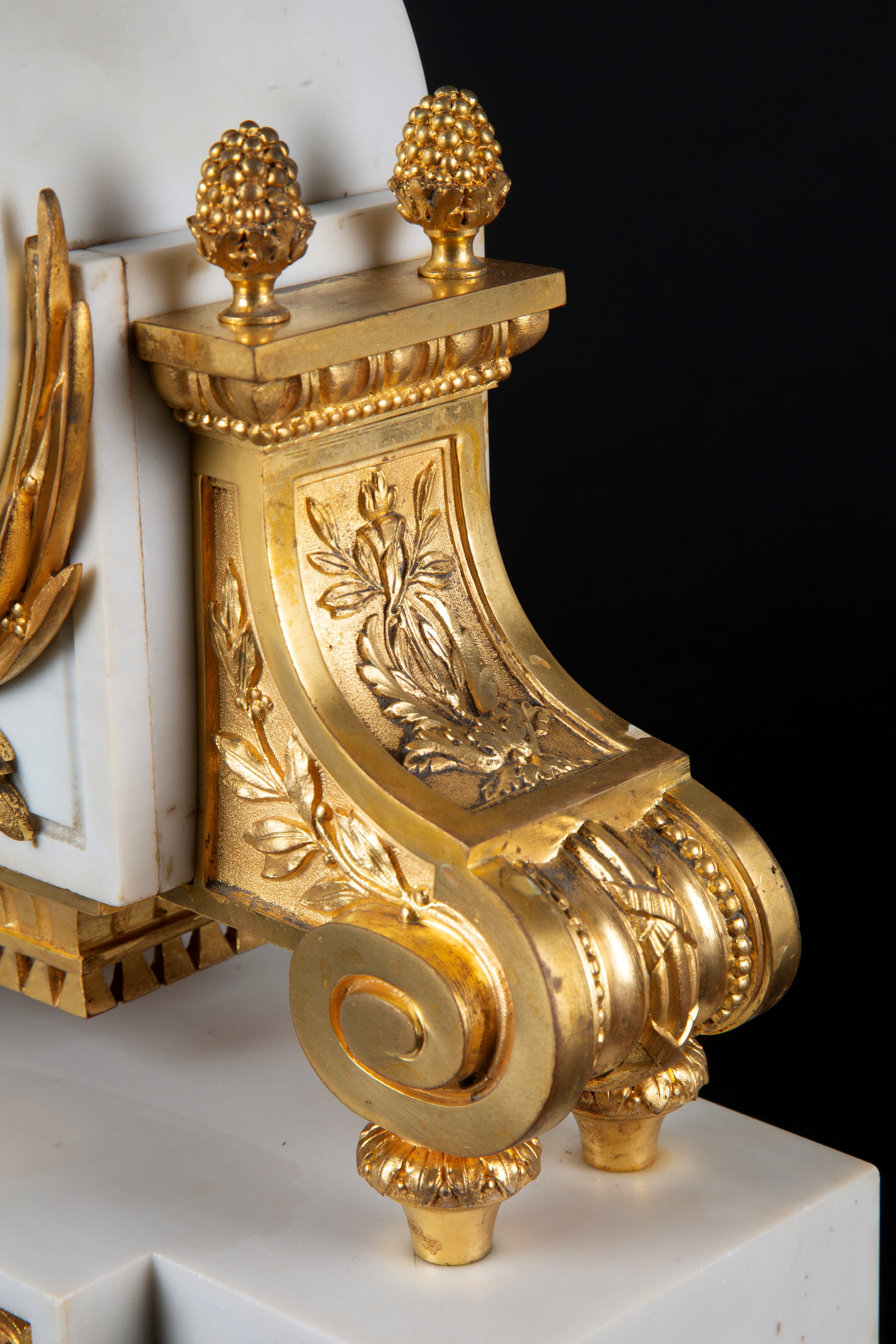 Trittico, orologio e coppia di vasi, marmo di Carrara e bronzo dorato