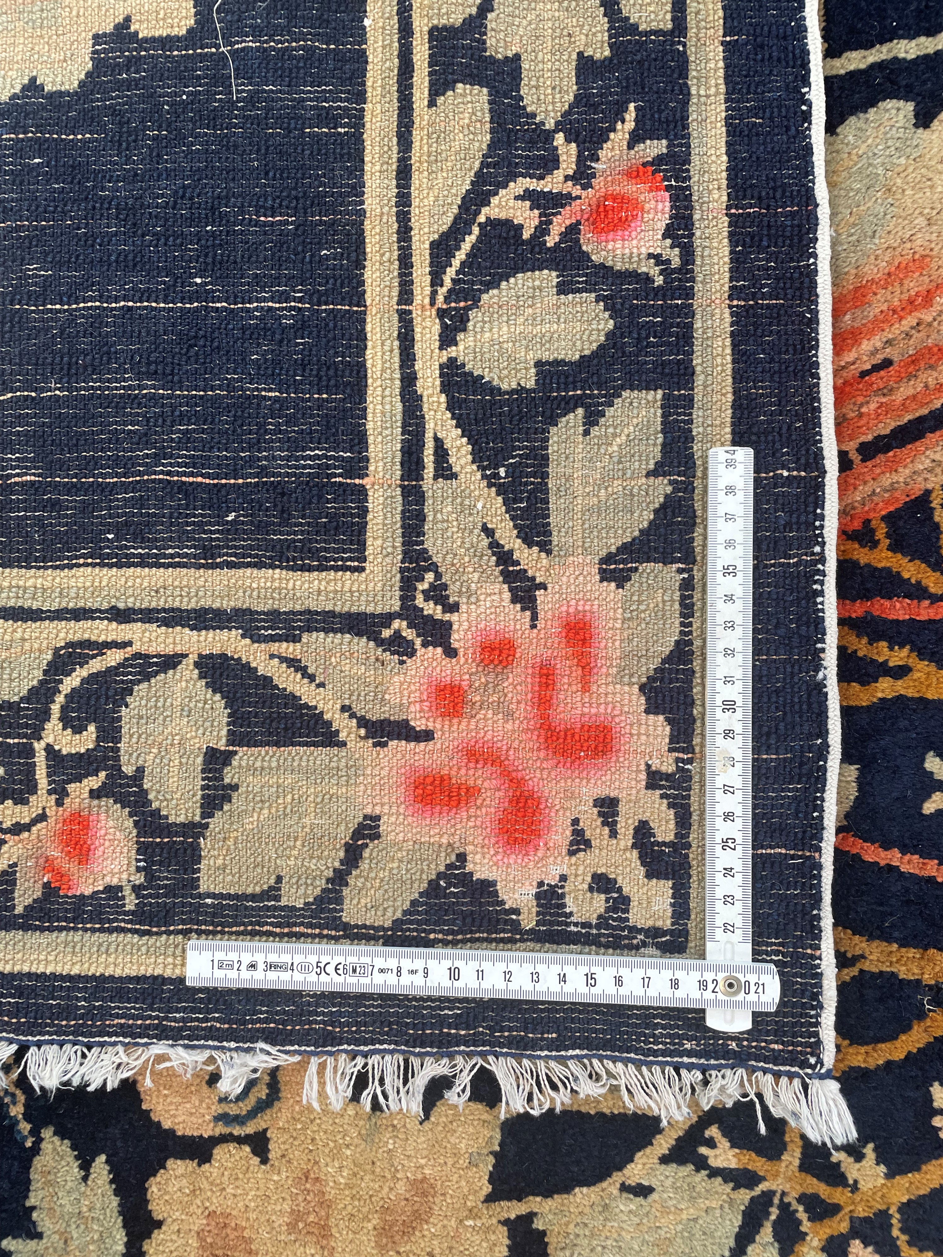 Tappeto in stile Pekino, Cina (inizi XX secolo), circa 230 x 156 cm