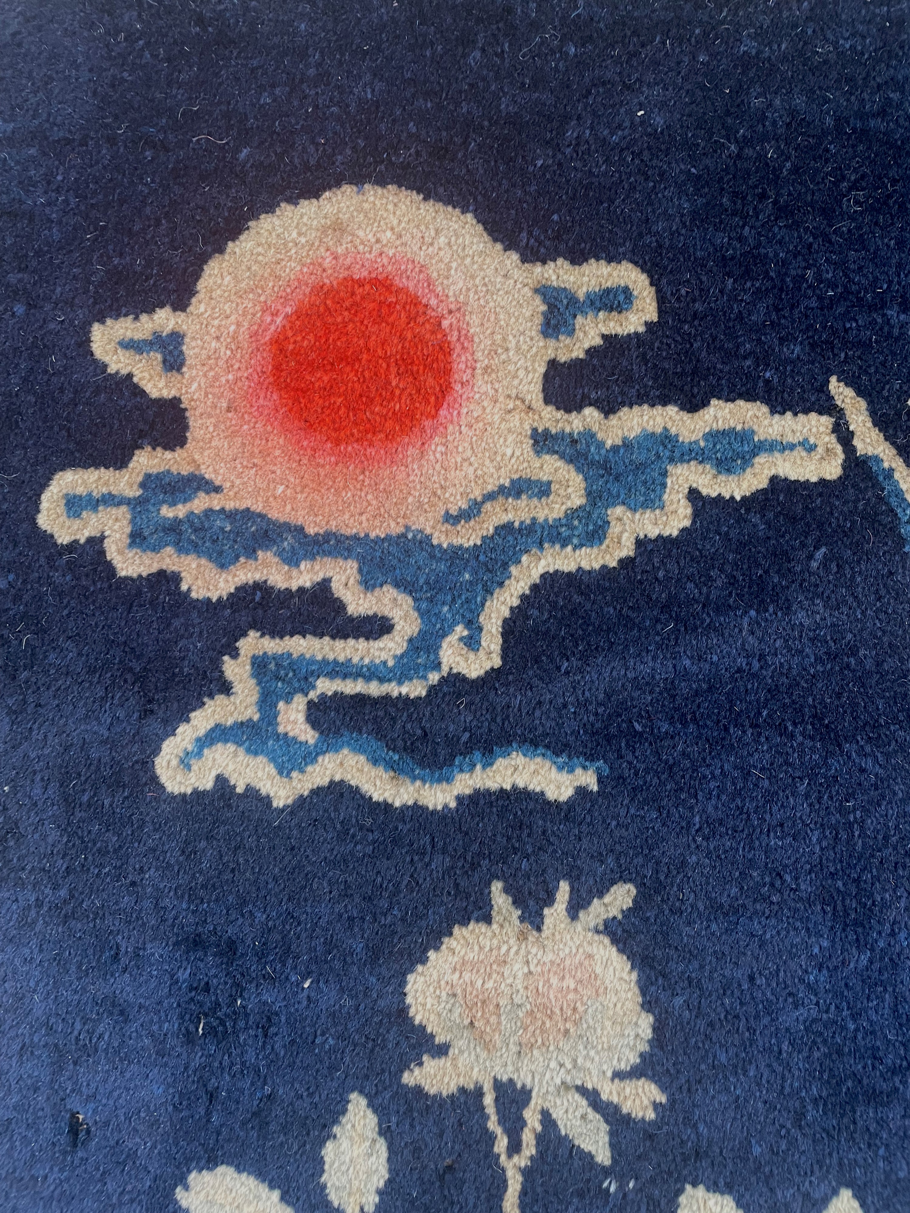 Tappeto in stile Pekino, Cina (inizi XX secolo), circa 230 x 156 cm