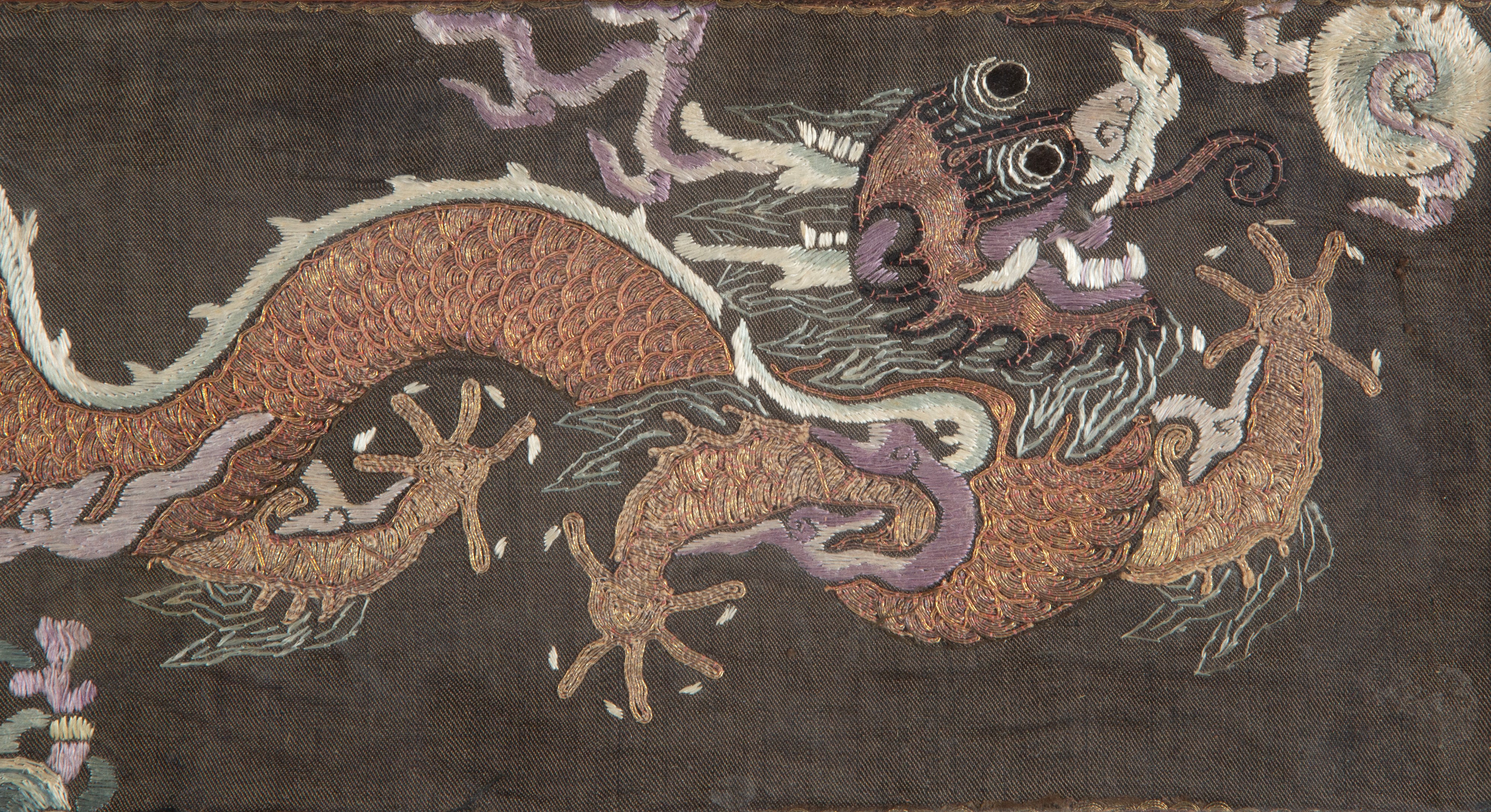 Coppia di frammenti di Long Pao (veste del drago), Cina, Dinastia Qing