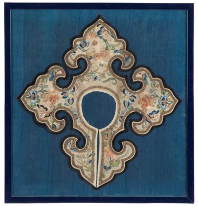 Yunjian, collare/mantello cerimoniale a quattro punte (ruyi), ricamo policromo su seta, Cina (Din...