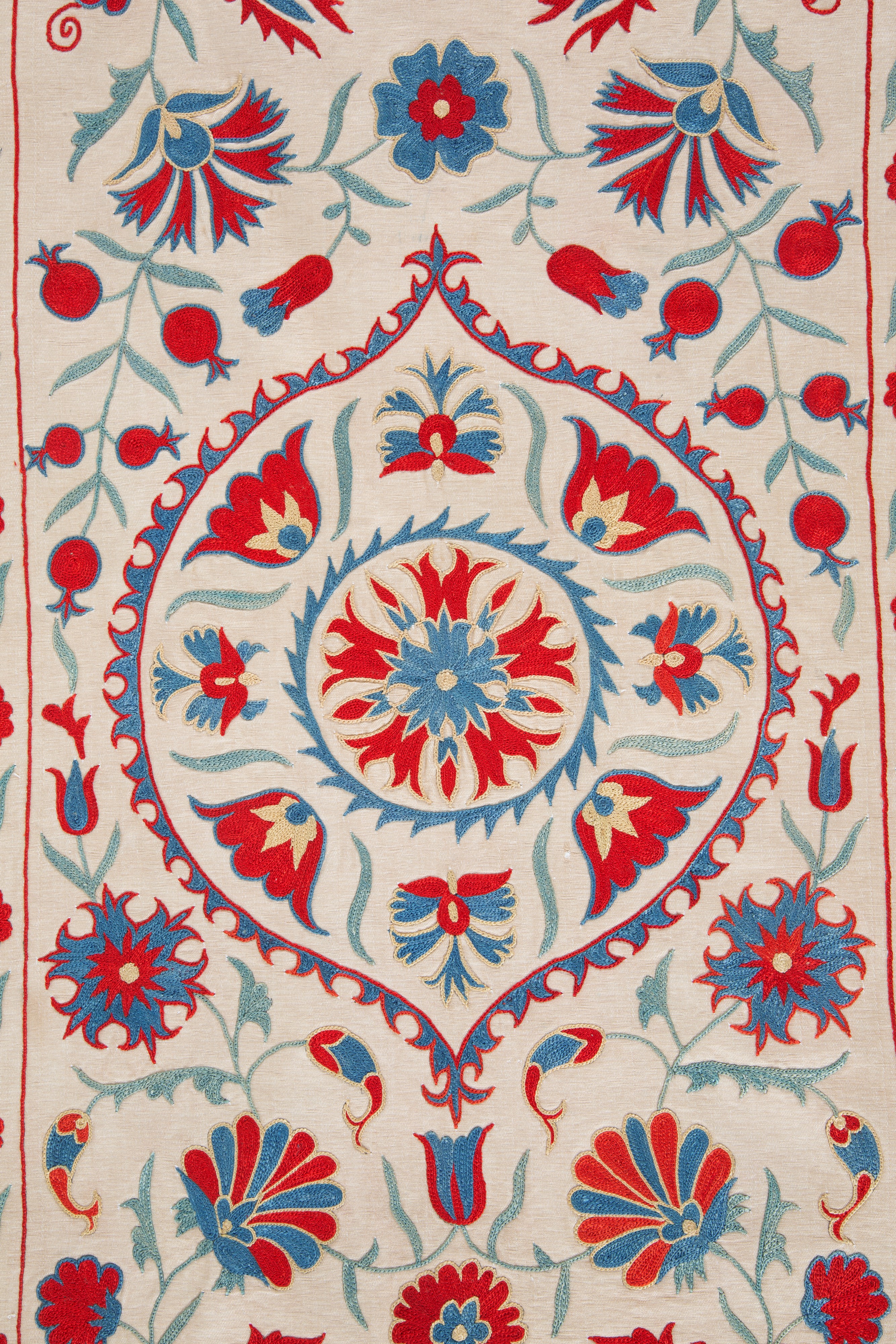 Suzani in seta ricamata, Uzbekistan (manifattura recente), 143 x 45 cm ca.