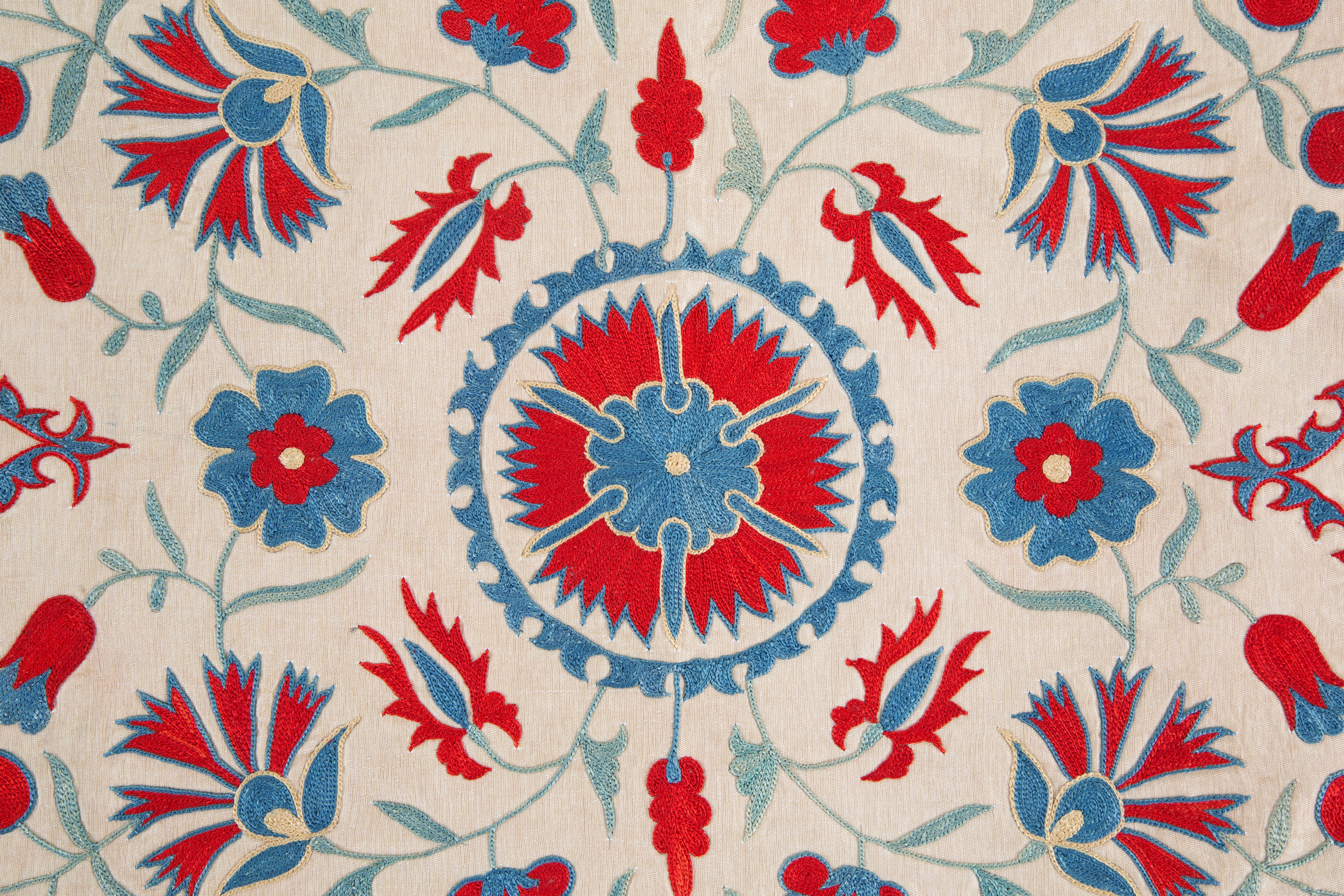 Suzani in seta ricamata, Uzbekistan (manifattura recente), 143 x 45 cm ca.
