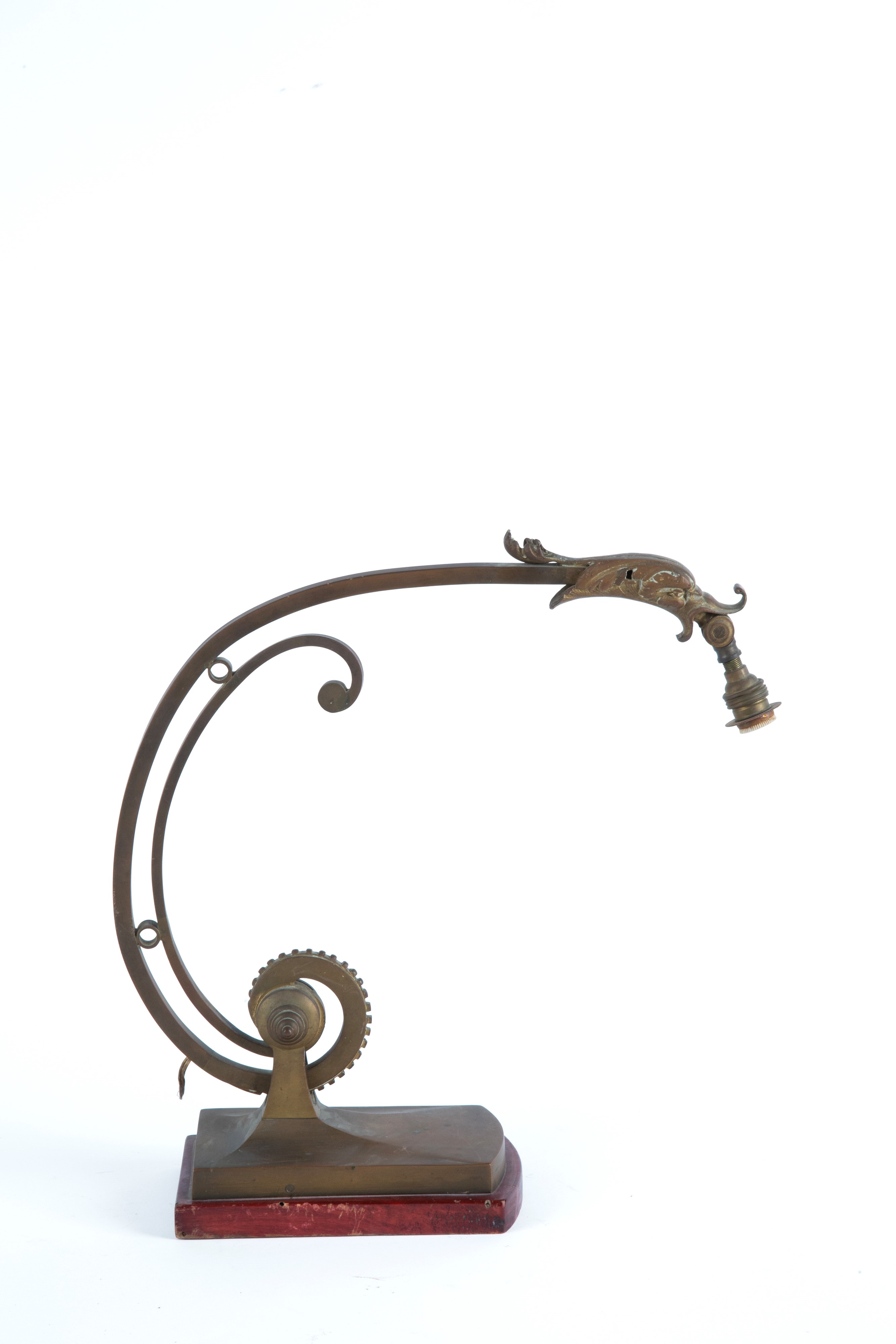 Stile Liberty, Lampada da tavolo in ottone con paralume in stoffa e base in legno laccato