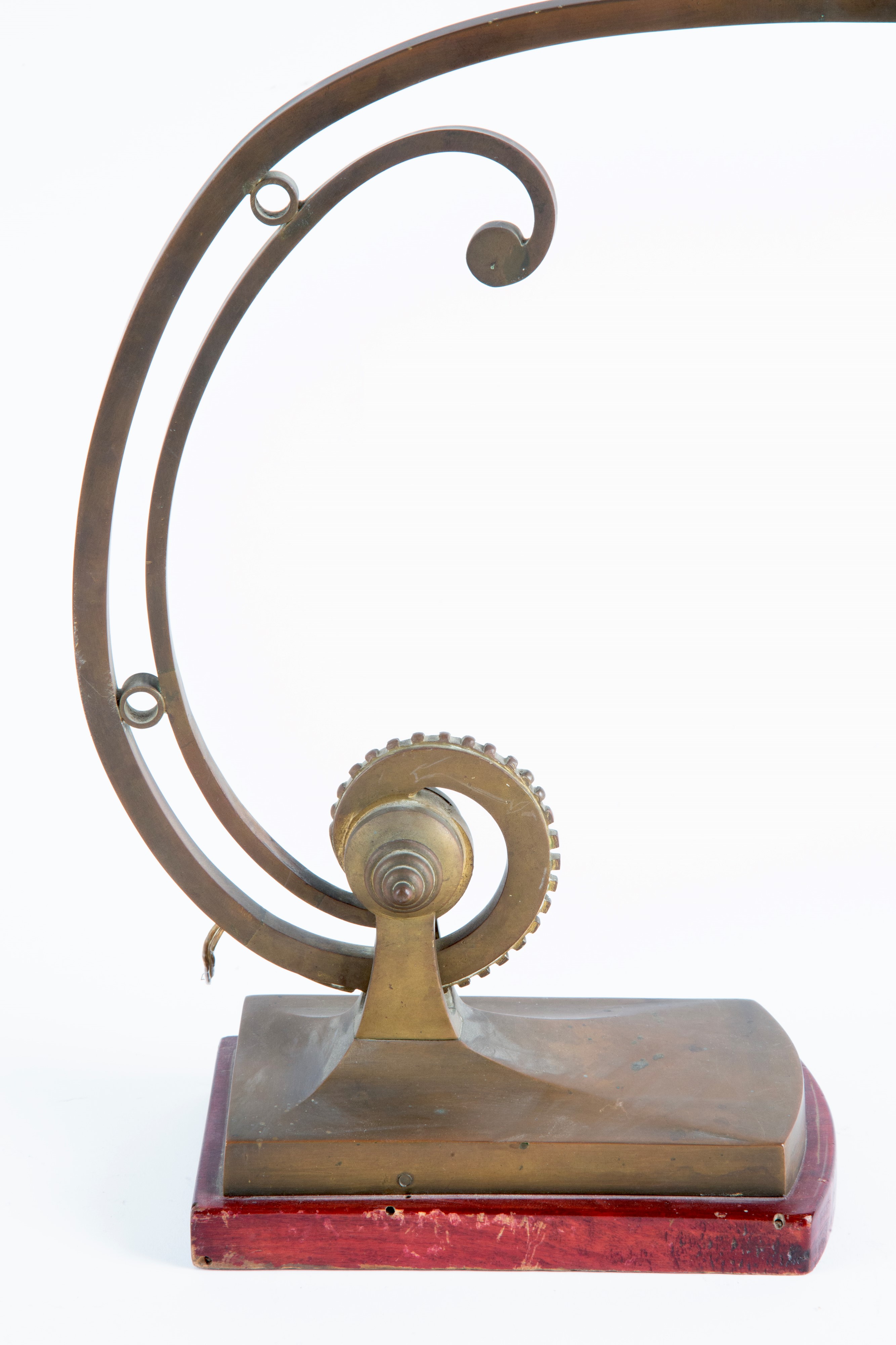 Stile Liberty, Lampada da tavolo in ottone con paralume in stoffa e base in legno laccato