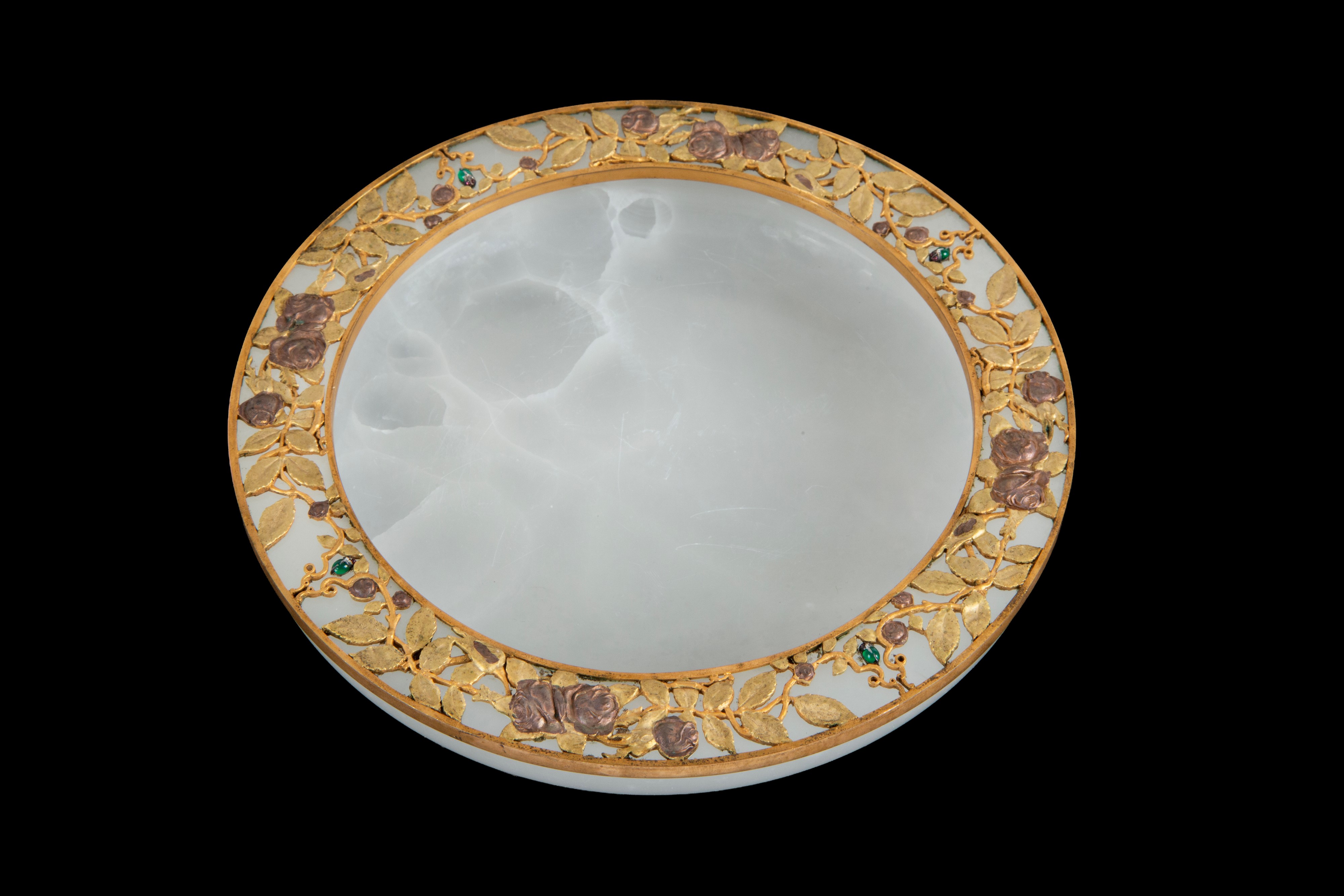 Ciotola in pietra dura (onice) con finiture in bronzo cesellato