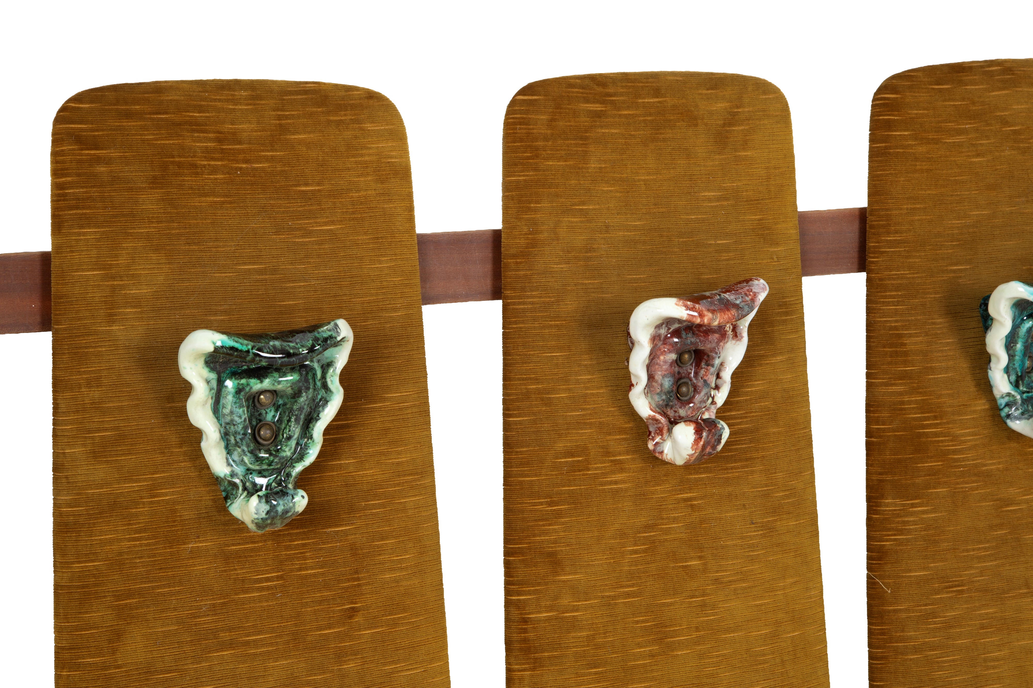 Gabbianelli, Appendiabiti con specchio, ganci in ceramica invetriata e rivestimento in velluto